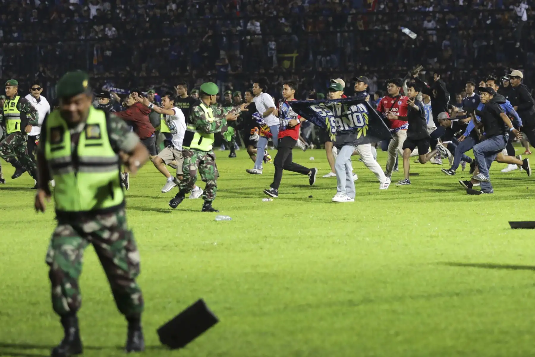 Al menos 129 muertos y más de 200 heridos tras enfrentamientos después de un partido fútbol en Indonesia. Fanáticos del los clubes Persebaya Surabaya y el Arema FC protagonizaron una batalla campal, en el estadio de la ciudad de Malang en Java Oriental. Foto: EFE