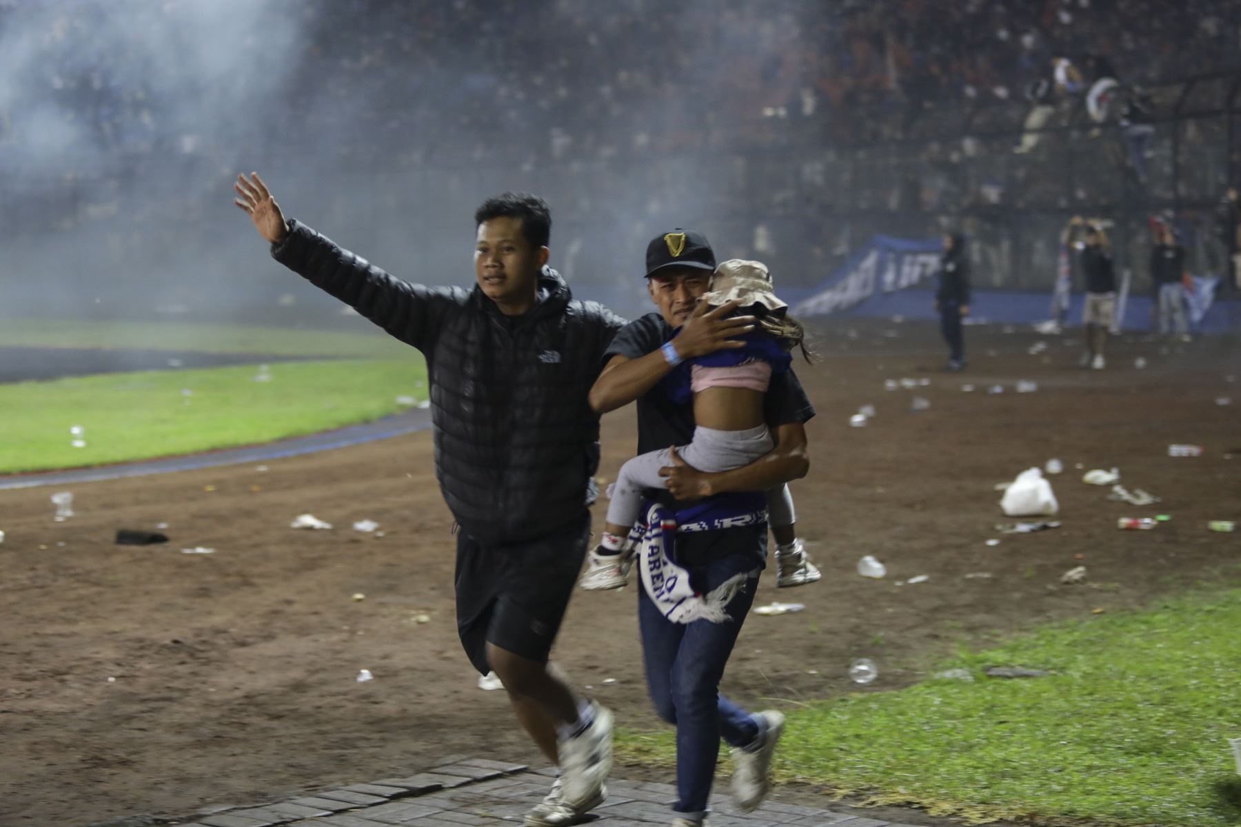Al menos 129 muertos y más de 200 heridos tras enfrentamientos después de un partido fútbol en Indonesia. Fanáticos del los clubes Persebaya Surabaya y el Arema FC protagonizaron una batalla campal, en el estadio de la ciudad de Malang en Java Oriental. Foto: EFE