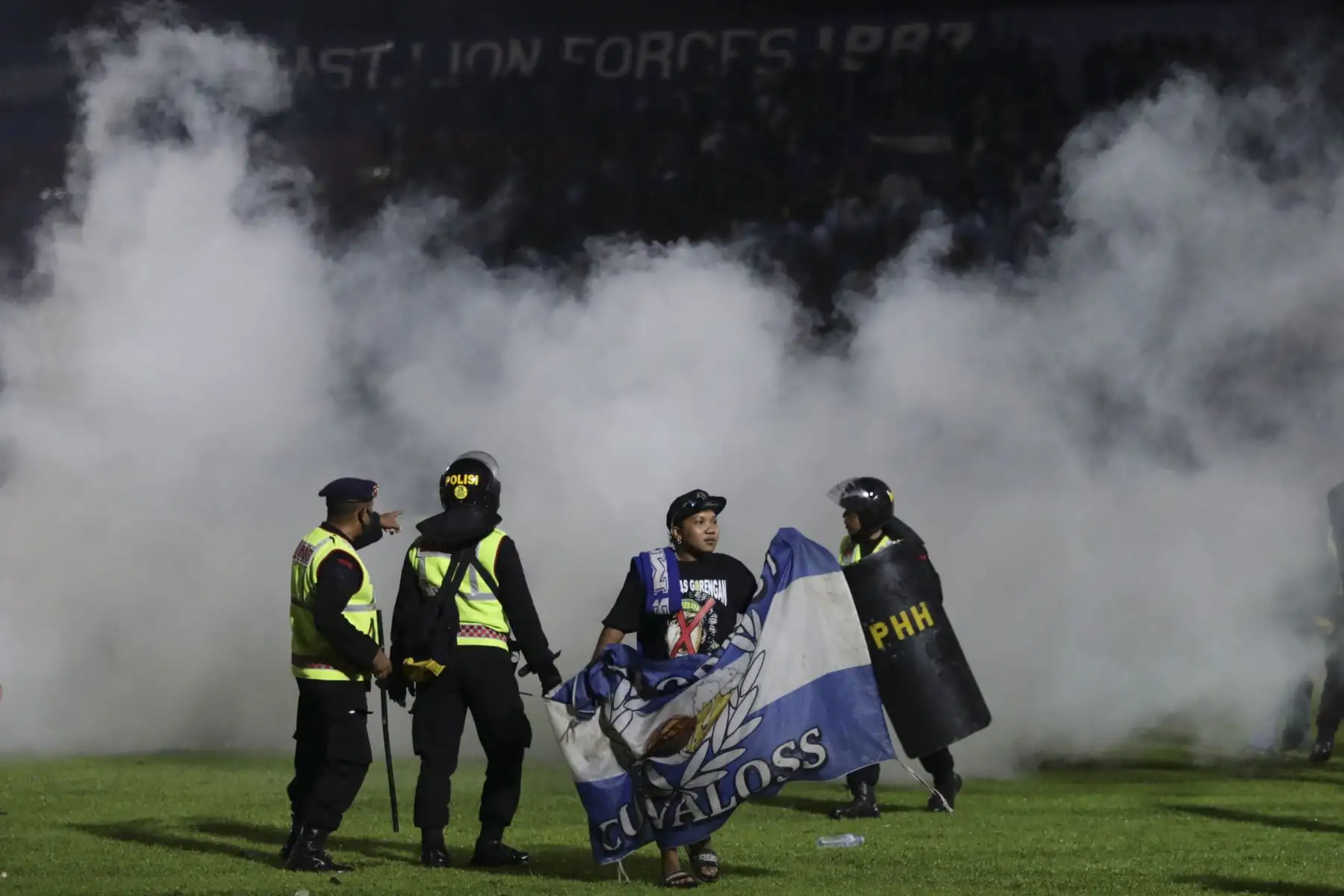 Al menos 129 muertos y más de 200 heridos tras enfrentamientos después de un partido fútbol en Indonesia. Fanáticos del los clubes Persebaya Surabaya y el Arema FC protagonizaron una batalla campal, en el estadio de la ciudad de Malang en Java Oriental. Foto: EFE