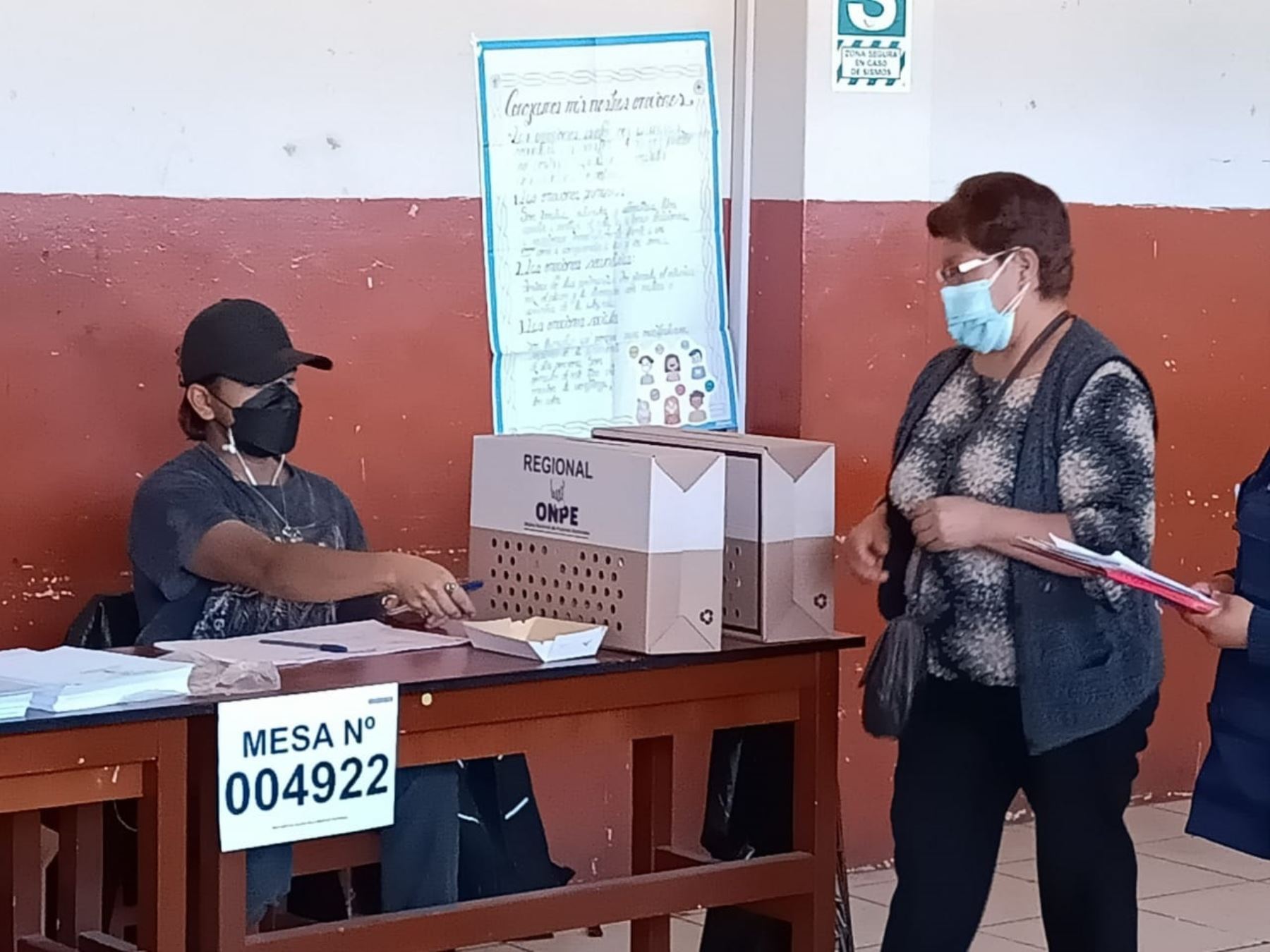 La primera mesa de sufragio en región Arequipa se instaló a las 06:13 horas con los miembros de mesa titulares. ANDINA/Difusión
