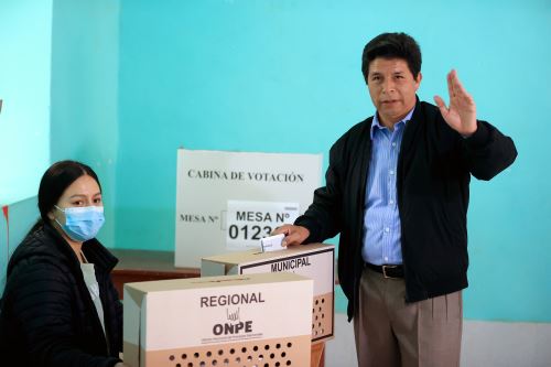 Presidente Pedro Castillo vota en institución educativa de Cajamarca