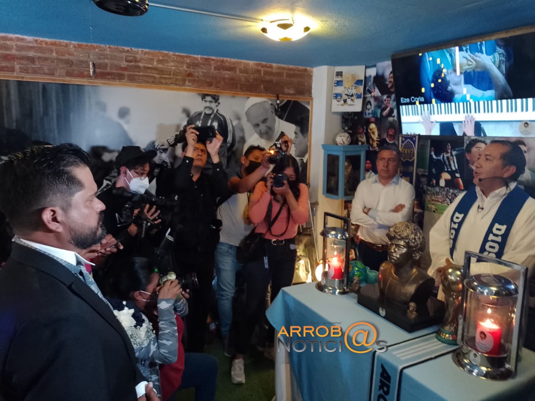 Pareja de unió en matrimonio en México y dieron tributo a Maradona
