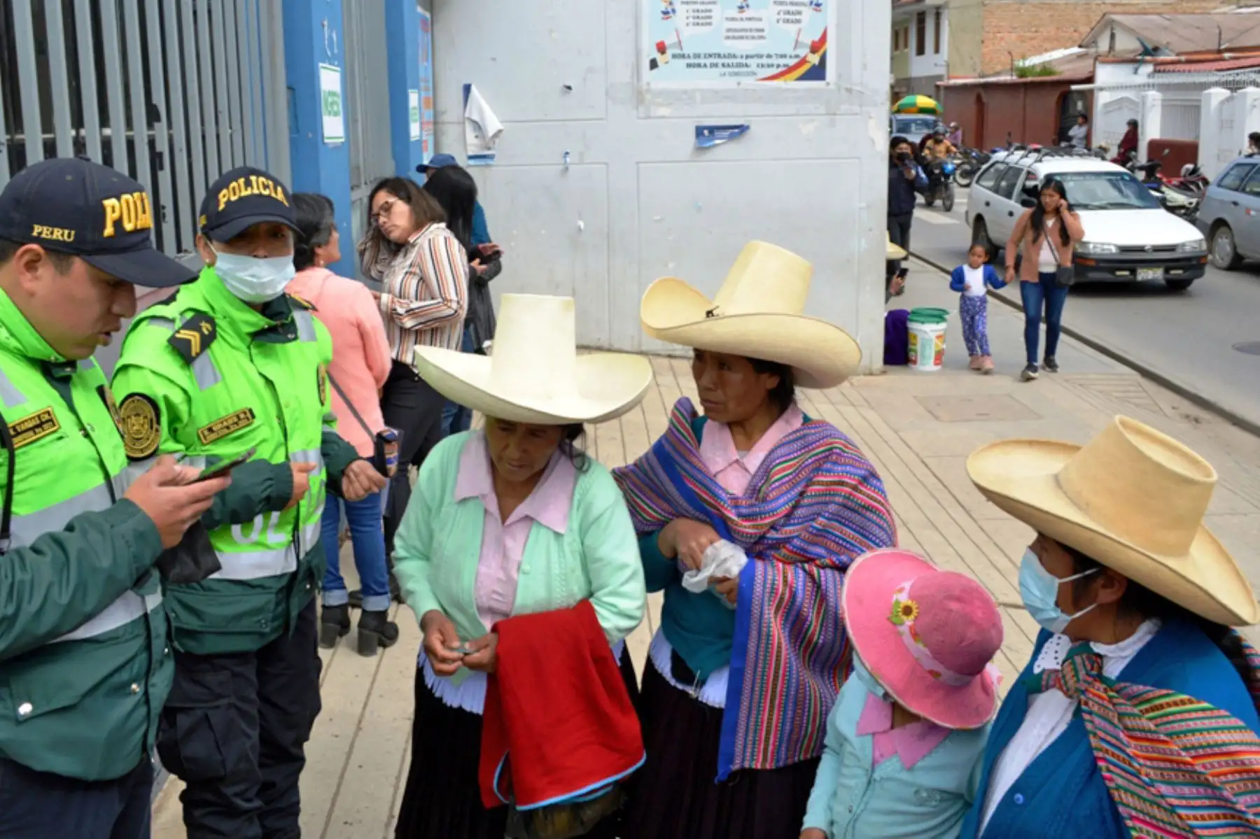 Población acude masivamente a sufragar en la institución educativa emblemática San Ramón, ubicada en la ciudad de Cajamarca, donde muchos electores provenientes del campo asisten con sus típicos atuendos acompañados de sus menores hijos. Foto: ANDINA/ Eduard Lozano Julca