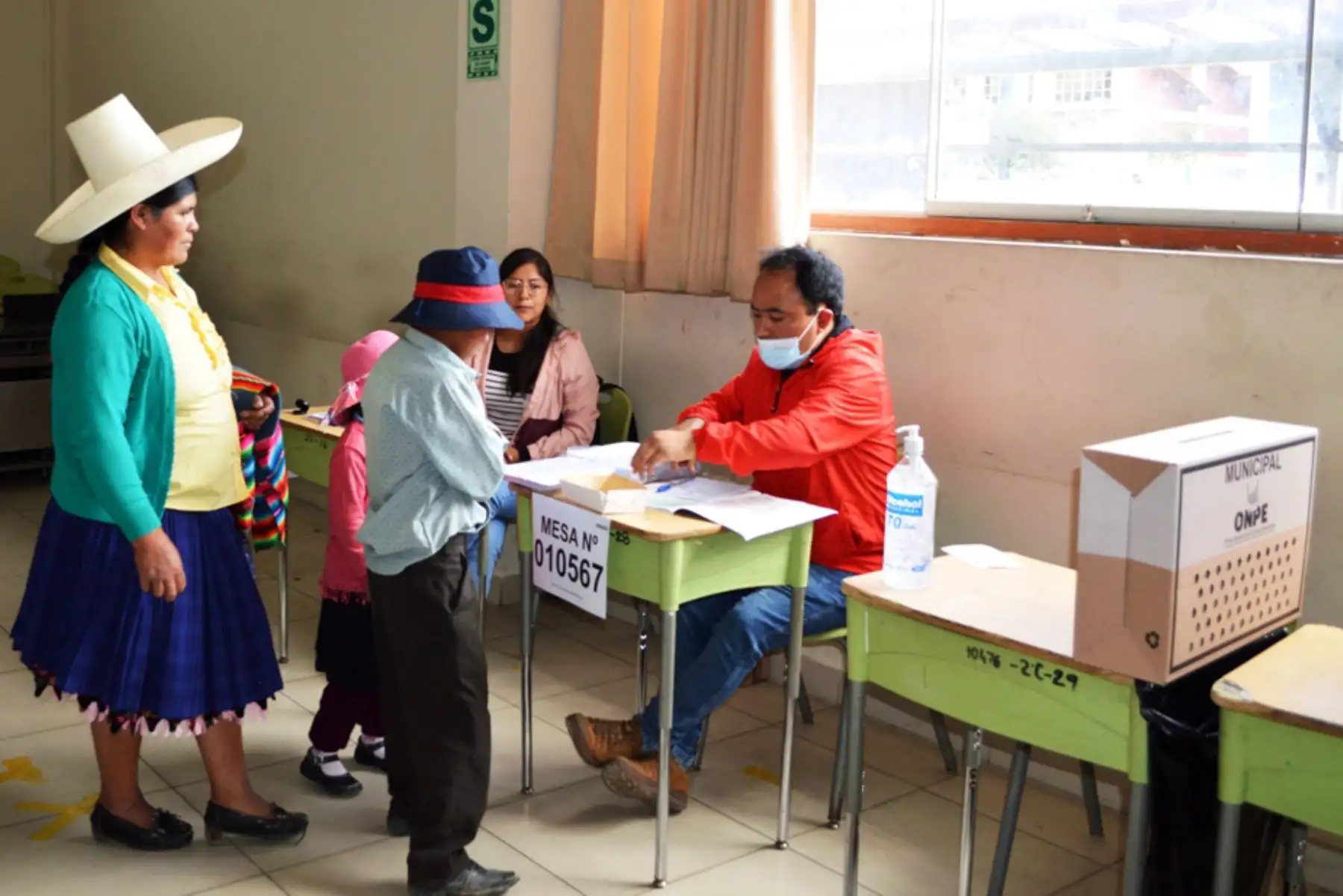 Población acude masivamente a sufragar en la institución educativa emblemática San Ramón, ubicada en la ciudad de Cajamarca, donde muchos electores provenientes del campo asisten con sus típicos atuendos acompañados de sus menores hijos. Foto: ANDINA/ Eduard Lozano Julca