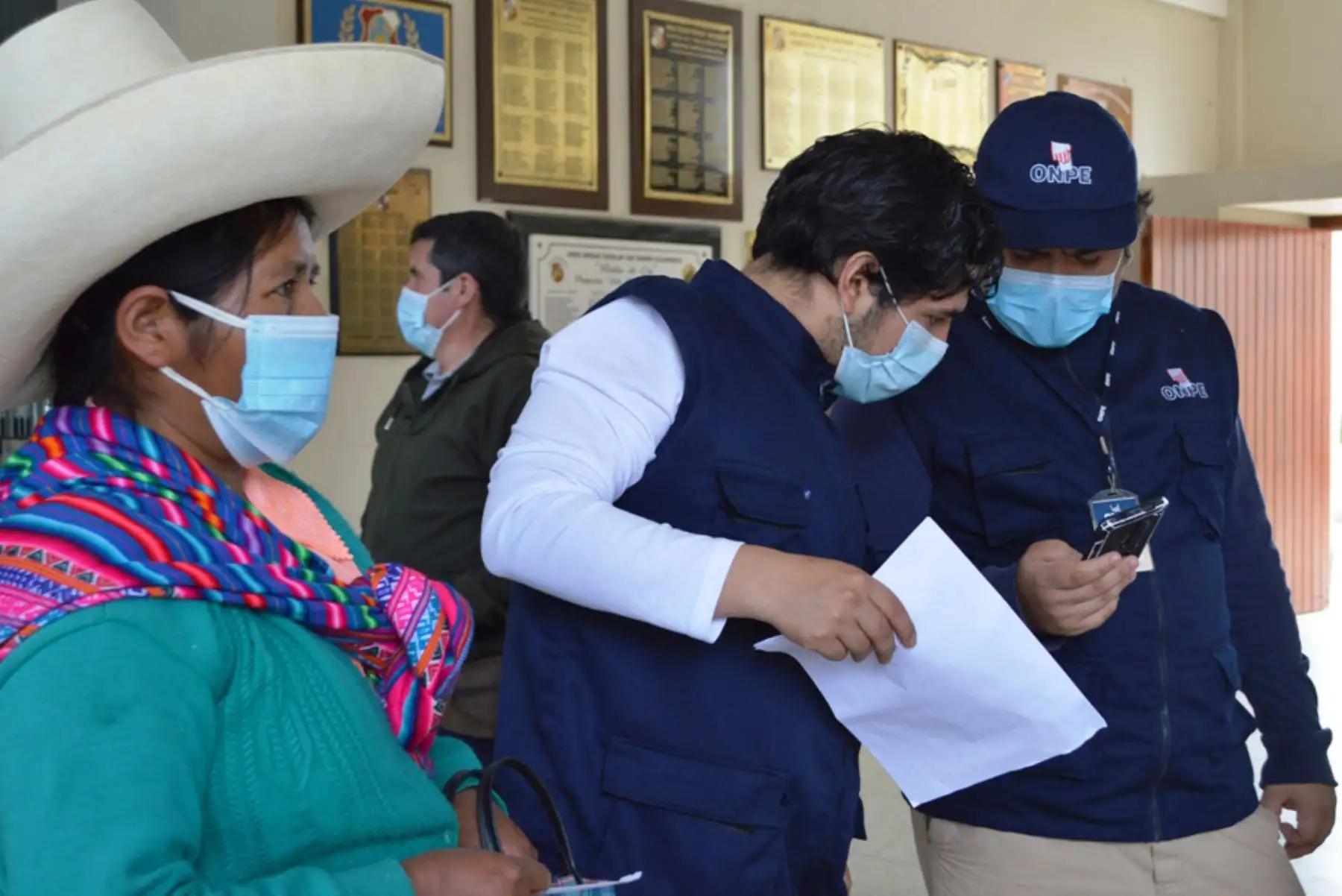 Población acude masivamente a sufragar en la institución educativa emblemática San Ramón, ubicada en la ciudad de Cajamarca, donde muchos electores provenientes del campo asisten con sus típicos atuendos acompañados de sus menores hijos. Foto: ANDINA/ Eduard Lozano Julca