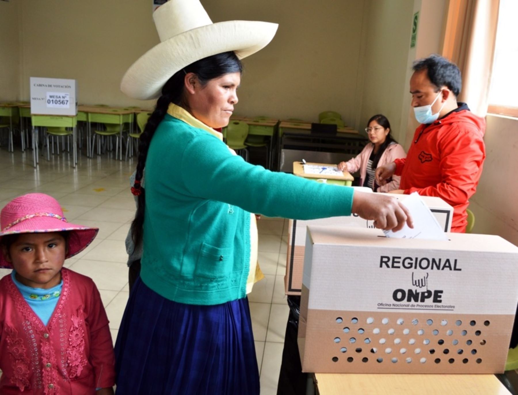 Jornada electoral se desarrolla con normalidad en Cajamarca. La población acude de forma masiva a votar al colegio emblemático San Ramón de esta ciudad. Foto: Eduard Lozano