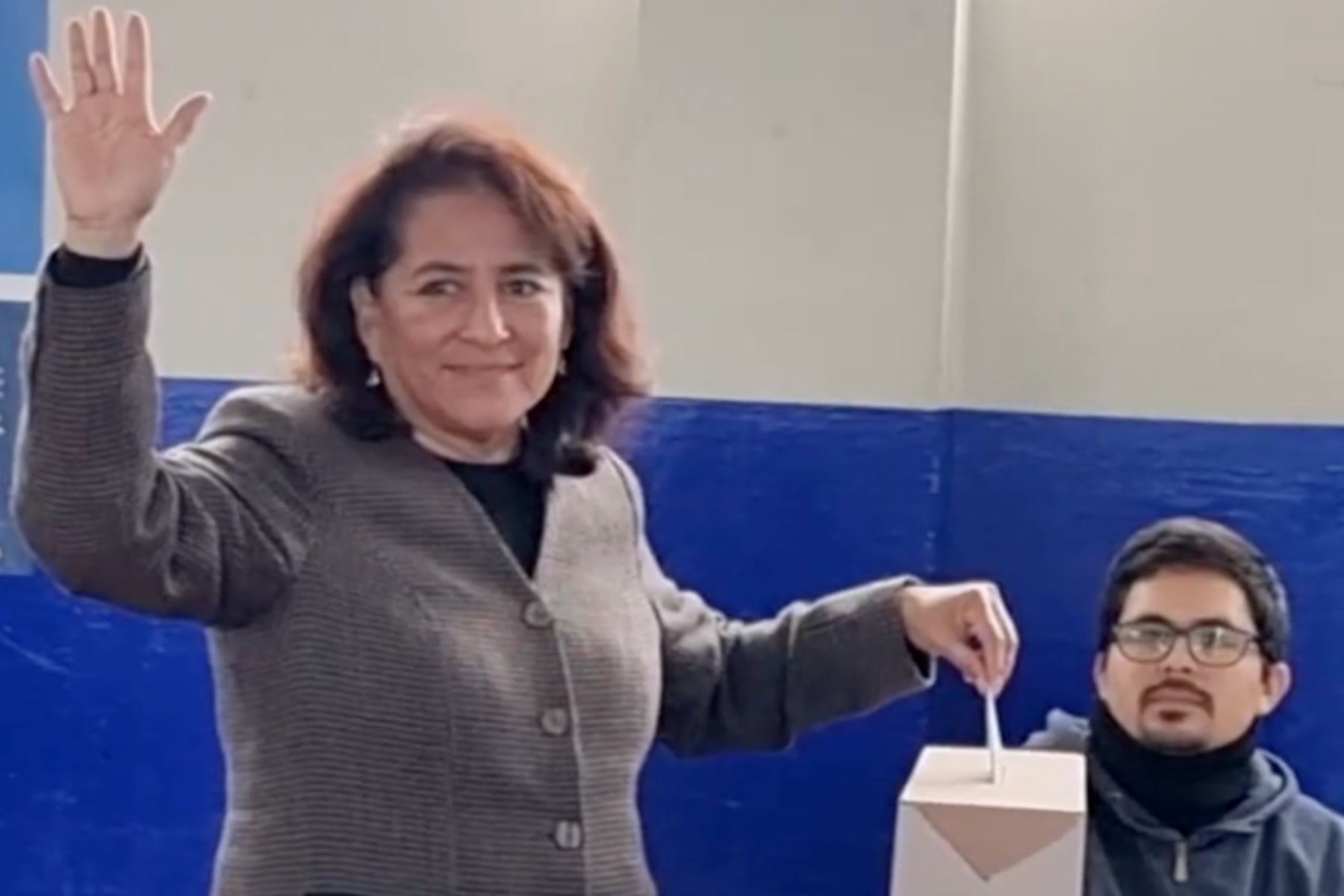 Elizabeth León acudió a votar en San Miguel.