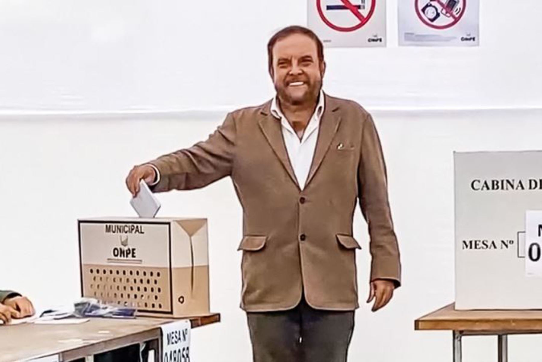 Candidato Gonzalo Alegría votó en Surco