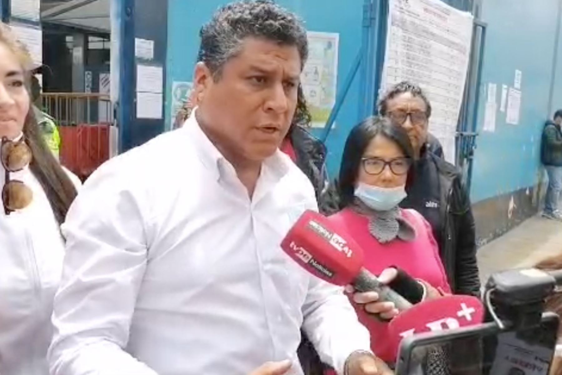 Candidato Yuri Castro emitió su voto en Cercado de Lima