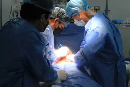 Médicos de EsSalud salvan vida de niña de 13 años que tenía tres tumores en el hígado.