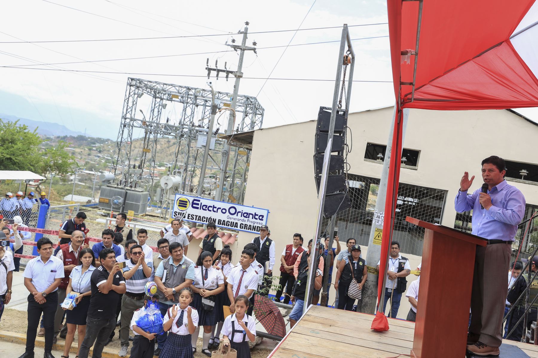 El presidente de la República, Pedro Castillo Terrones, inauguró 3 proyectos de electrificación que permitirán cerrar brechas de acceso a la energía eléctrica para beneficio de más de 120,000 habitantes de las provincias de Utcubamba, Chachapoyas, Bongará (Amazonas) y Jaén (Cajamarca). Foto: ANDINA/ Prensa Presidencia