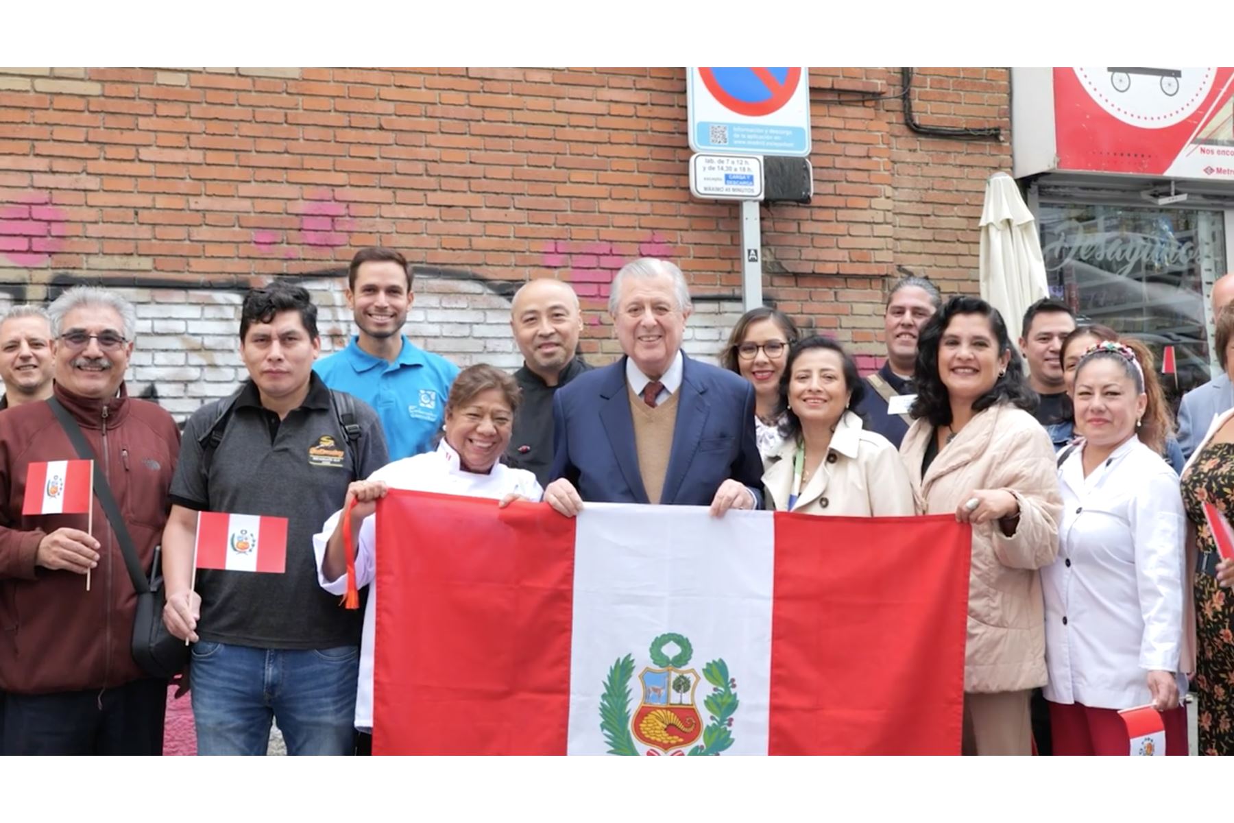 El embajador de Perú, en España,  Oscar Maúrtua, acompañado de peruanos y peruanas  presentes en el más importante dentro de abastos de Madrid. ANDINA/ Ministerio de Relaciones Exteriores