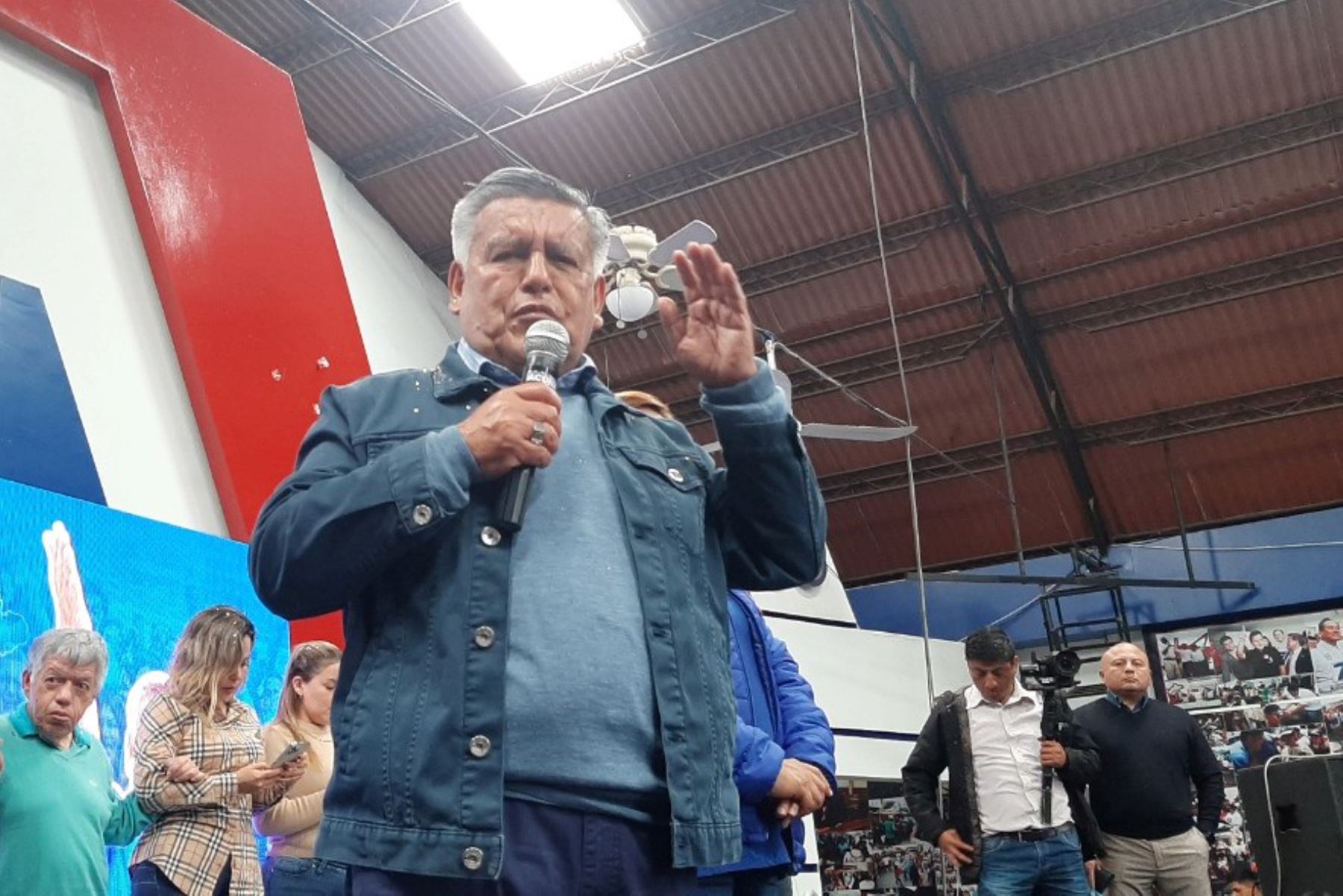César Acuña celebró con sus partidarios los resultados de la elección regional en La Libertad. Foto: Luis Puell.