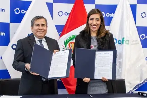 El presidente de Osinergmin, Omar Chambergo, y la gerenta general de Oefa, Miriam Alegría, firmaron el convenio de cooperación interinstitucional. Foto: Cortesía.