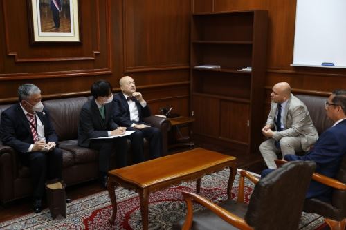 El ministro de Trabajo y Promoción del Empleo, Alejandro Salas Zegarra, se reunió hoy con el embajador del Japón, Katayama Kazuyuki, en la cual intercambiaron ideas respecto a la cooperación bilateral. Foto: Cortesía.
