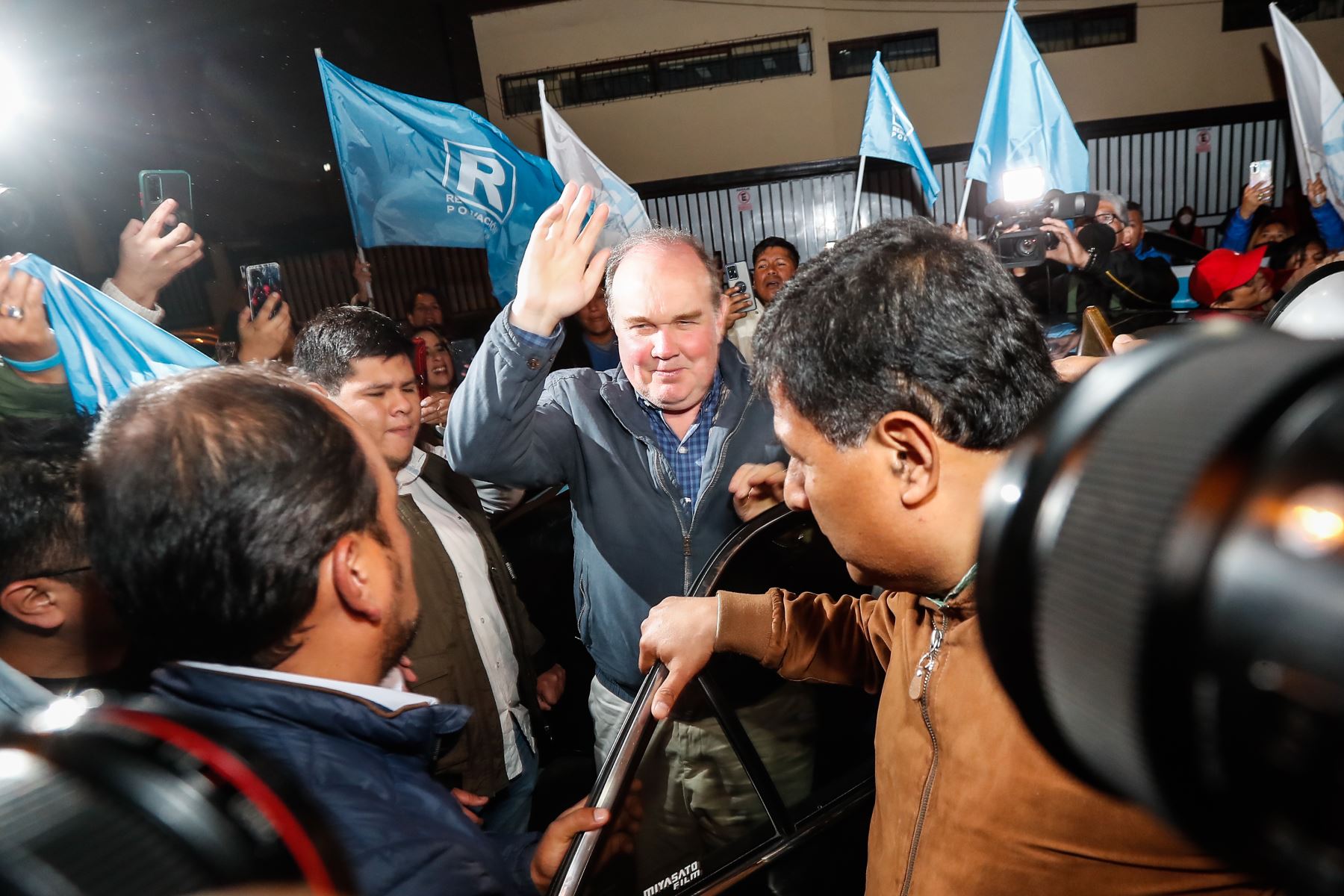 El virtual alcalde de Lima, Rafael López Aliaga, de Renovación Popular llega a su local partidario en Jesús Maria. Foto: ANDINA/Renato Pajuelo