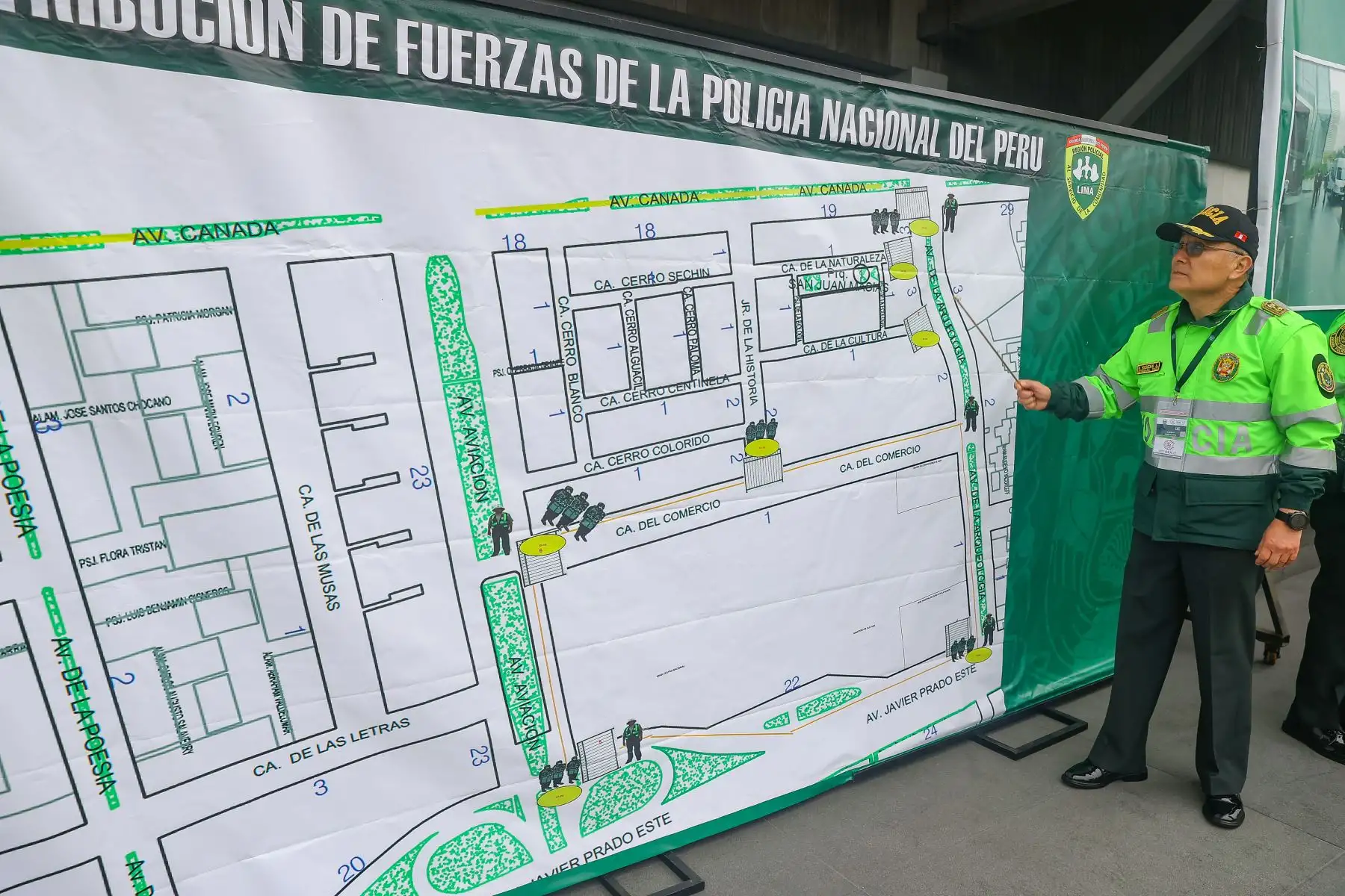 El comandante general de la Policía Nacional de Perú, Raúl Alfaro, presentó el plan de seguridad que se llevará a cabo en el marco de la 52 Asamblea General de la OEA, que tendrá lugar en el Centro de Convenciones de Lima, en San Borja y que reunirá a autoridades y representantes de más de 20 países. 
Foto: ANDINA/Andrés Valle