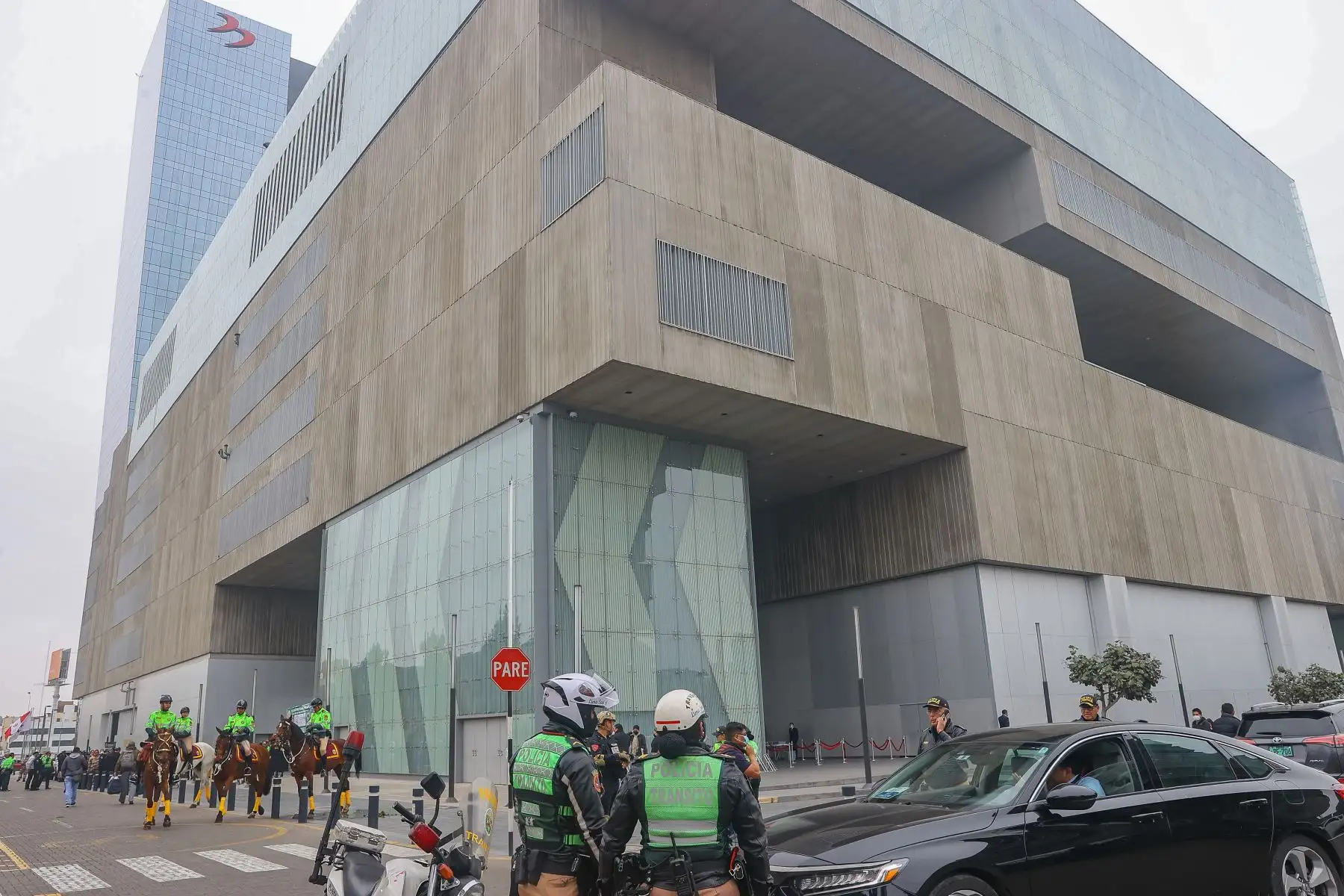El comandante general de la Policía Nacional de Perú, Raúl Alfaro, presentó el plan de seguridad que se llevará a cabo en el marco de la 52 Asamblea General de la OEA, que tendrá lugar en el Centro de Convenciones de Lima, en San Borja y que reunirá a autoridades y representantes de más de 20 países. 
Foto: ANDINA/Andrés Valle