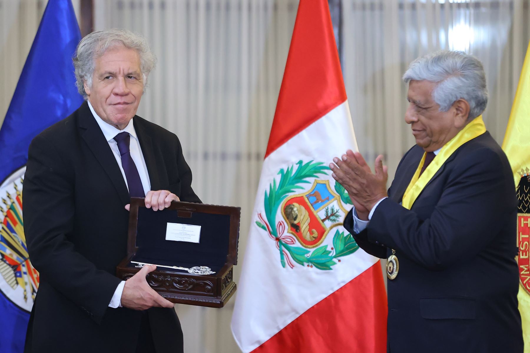 Luis Almagro recibió distinciones del alcalde limeño, Miguel Romero. Foto: ANDINA/Andrés Valle.