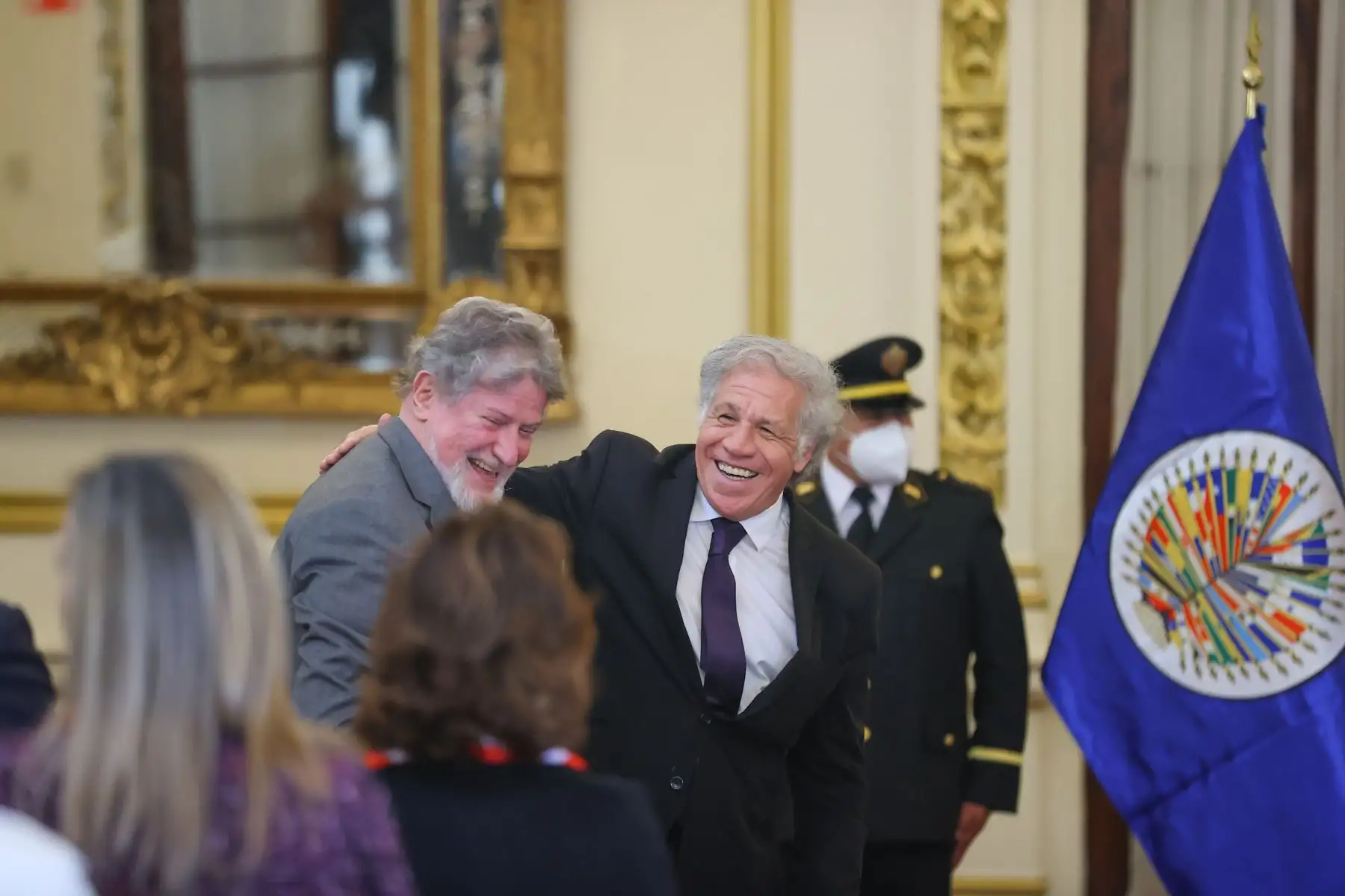 El alcalde de Lima, Arq. Miguel Romero Sotelo, entregó la llave de la ciudad al secretario general de la Organziación de Estados Americanos (OEA) Dr. Luis Almagro Lemes, que tambien será declarado Huésped Ilustre. 
Foto: ANDINA/Andrés Valle