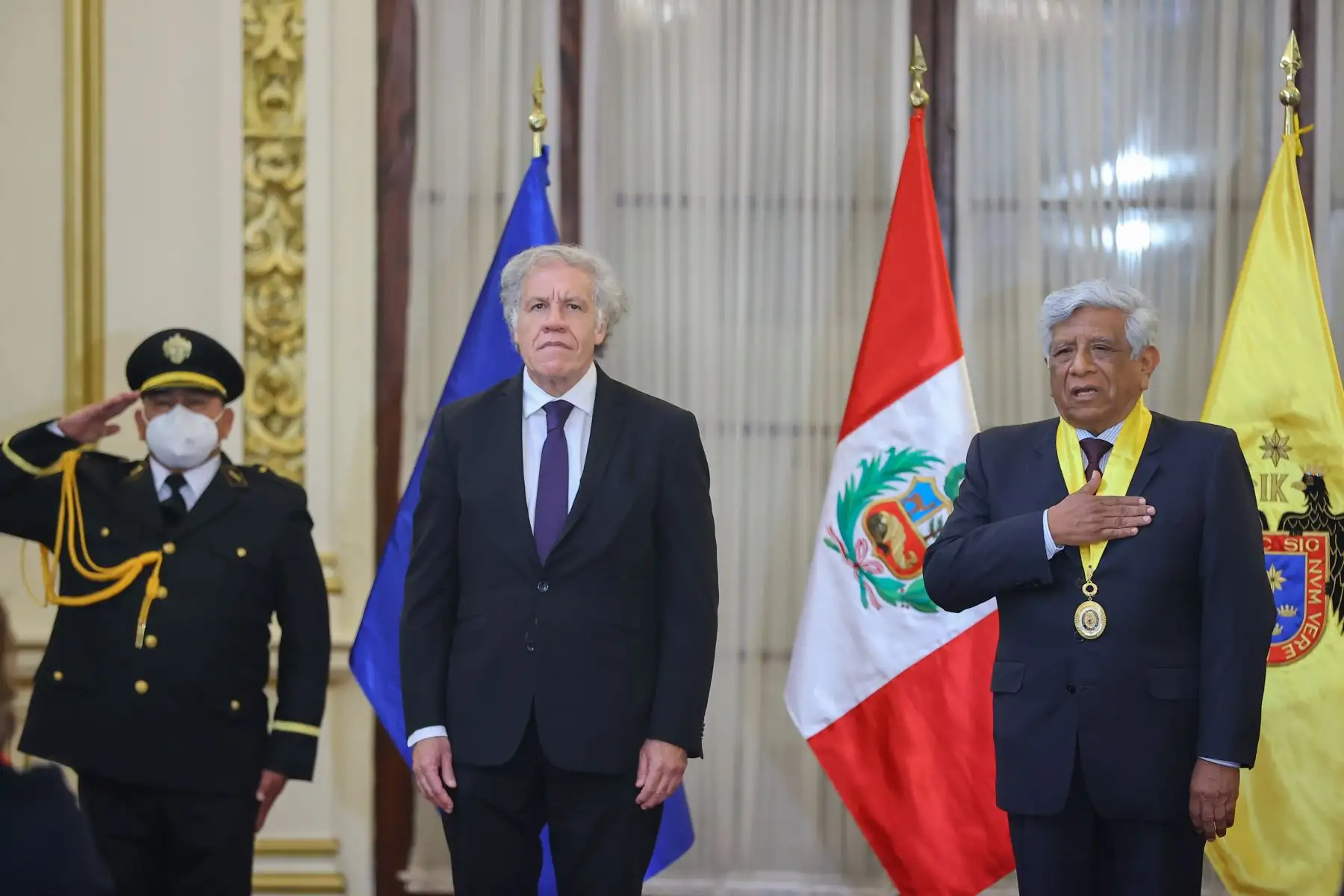 El alcalde de Lima, Arq. Miguel Romero Sotelo, entregó la llave de la ciudad al secretario general de la Organziación de Estados Americanos (OEA) Dr. Luis Almagro Lemes, que tambien será declarado Huésped Ilustre. 
Foto: ANDINA/Andrés Valle