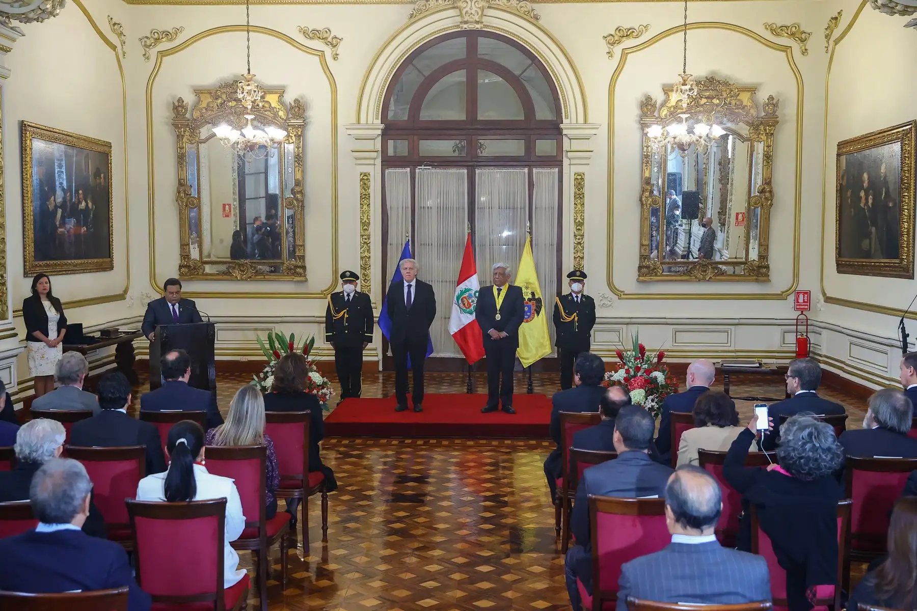 El alcalde de Lima, Arq. Miguel Romero Sotelo, entregó la llave de la ciudad al secretario general de la Organziación de Estados Americanos (OEA) Dr. Luis Almagro Lemes, que tambien será declarado Huésped Ilustre. 
Foto: ANDINA/Andrés Valle