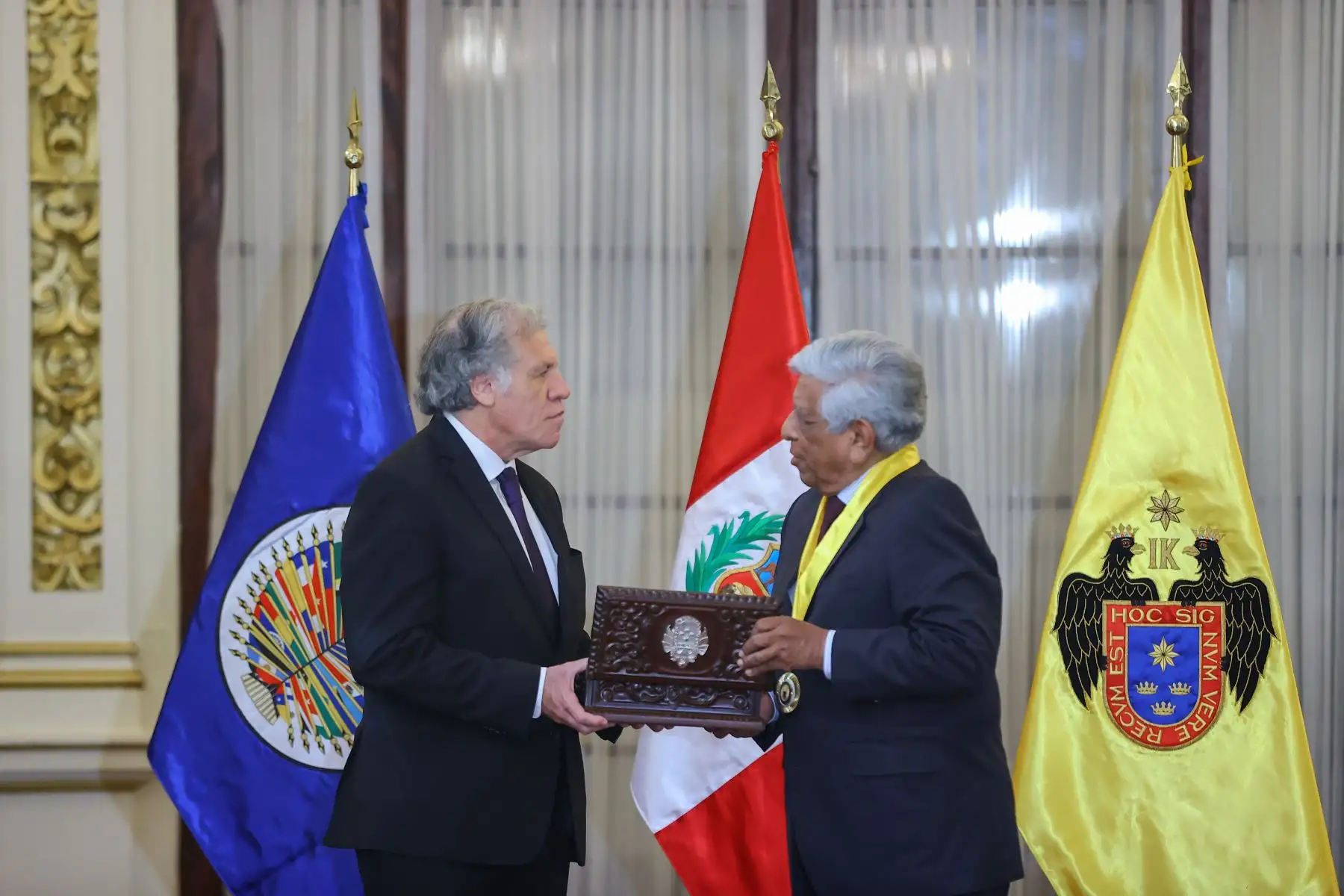 El alcalde de Lima, Arq. Miguel Romero Sotelo, entregó la llave de la ciudad al secretario general de la Organziación de Estados Americanos (OEA) Dr. Luis Almagro Lemes, que tambien será declarado Huésped Ilustre. 
Foto: ANDINA/Andrés Valle