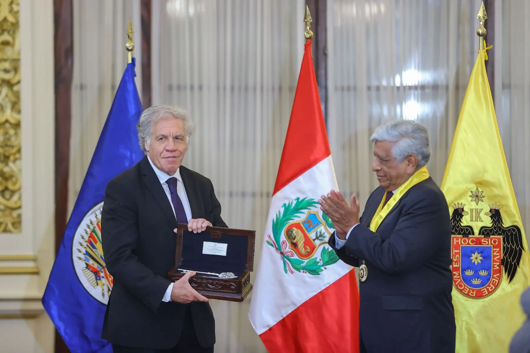 El alcalde de Lima, Arq. Miguel Romero Sotelo, entregó la llave de la ciudad al secretario general de la Organziación de Estados Americanos (OEA) Dr. Luis Almagro Lemes, que tambien será declarado Huésped Ilustre. 
Foto: ANDINA/Andrés Valle