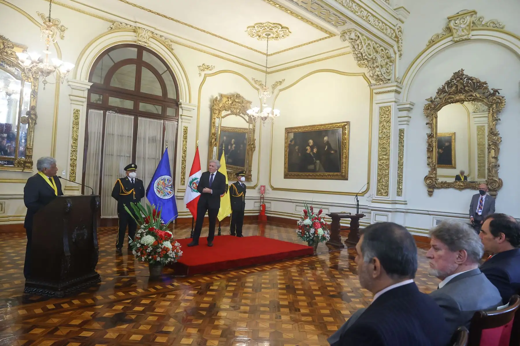 El alcalde de Lima, Arq. Miguel Romero Sotelo, entregó la llave de la ciudad al secretario general de la Organziación de Estados Americanos (OEA) Dr. Luis Almagro Lemes, que tambien será declarado Huésped Ilustre. 
Foto: ANDINA/Andrés Valle
