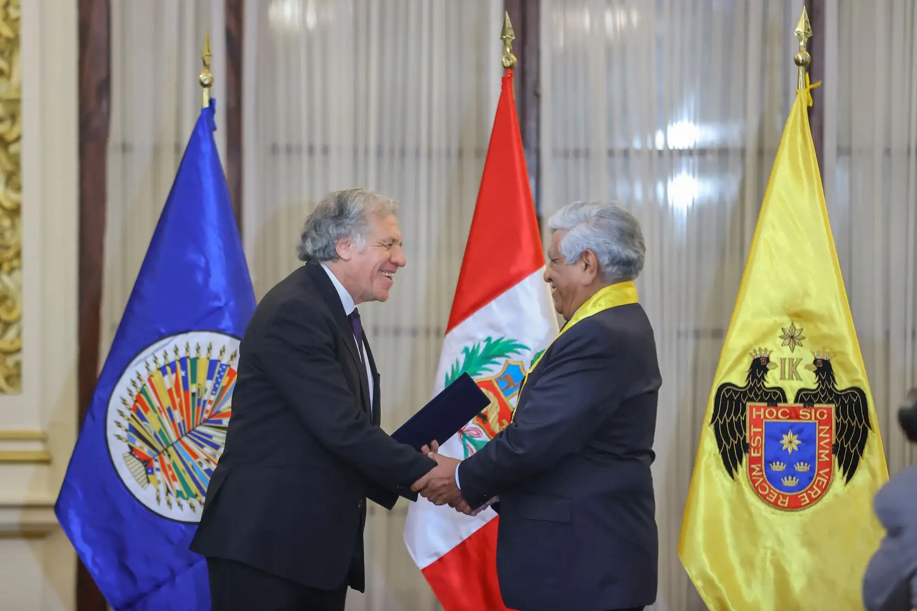 El alcalde de Lima, Arq. Miguel Romero Sotelo, entregó la llave de la ciudad al secretario general de la Organziación de Estados Americanos (OEA) Dr. Luis Almagro Lemes, que tambien será declarado Huésped Ilustre. 
Foto: ANDINA/Andrés Valle