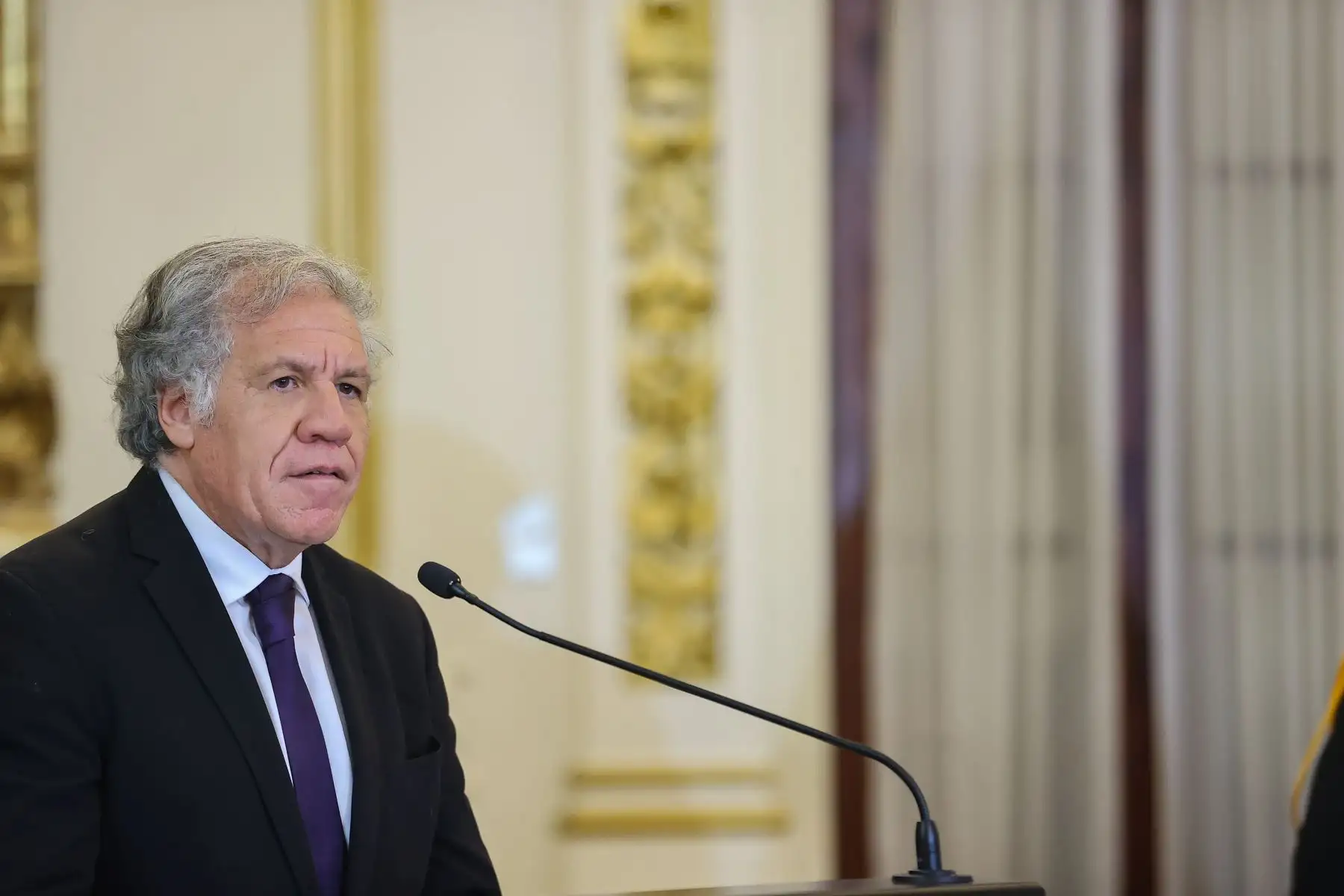 El alcalde de Lima, Arq. Miguel Romero Sotelo, entregó la llave de la ciudad al secretario general de la Organziación de Estados Americanos (OEA) Dr. Luis Almagro Lemes, que tambien será declarado Huésped Ilustre. 
Foto: ANDINA/Andrés Valle