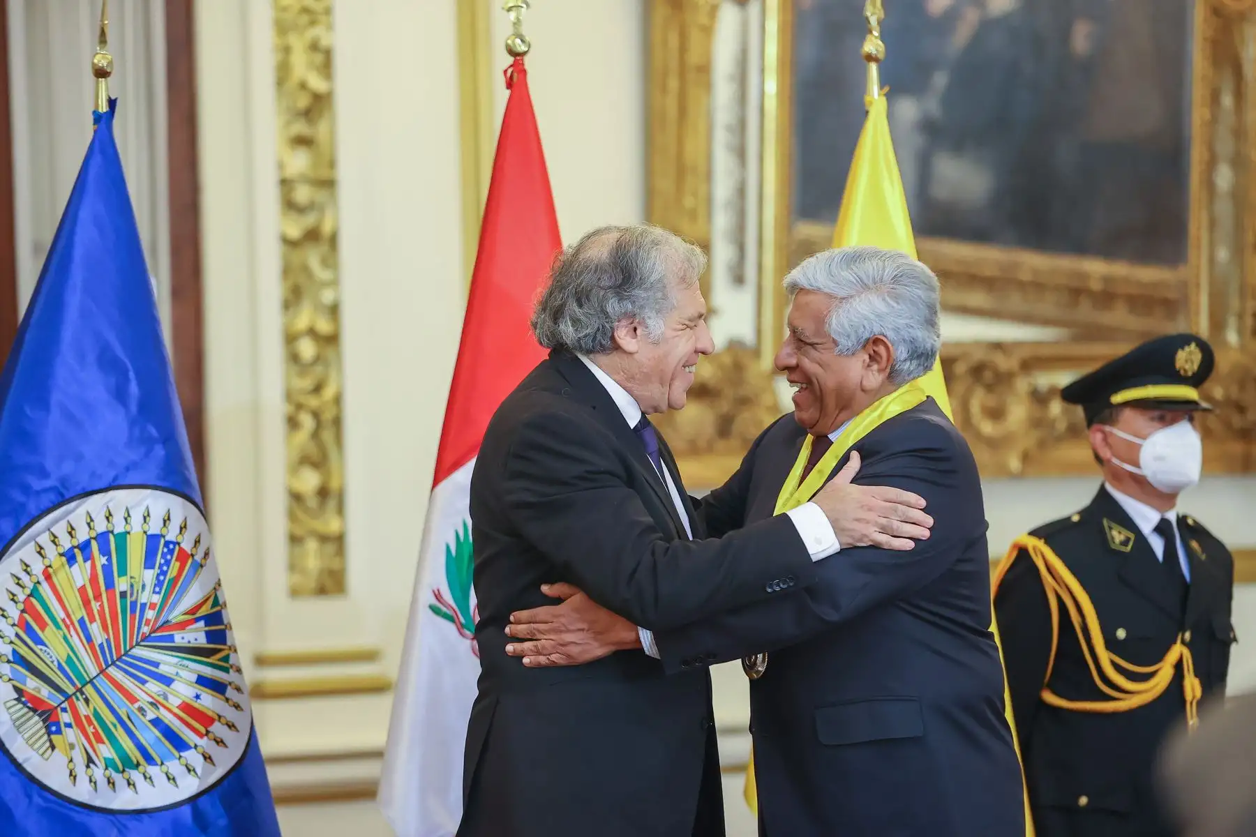 El alcalde de Lima, Arq. Miguel Romero Sotelo, entregó la llave de la ciudad al secretario general de la Organziación de Estados Americanos (OEA) Dr. Luis Almagro Lemes, que tambien será declarado Huésped Ilustre. 
Foto: ANDINA/Andrés Valle