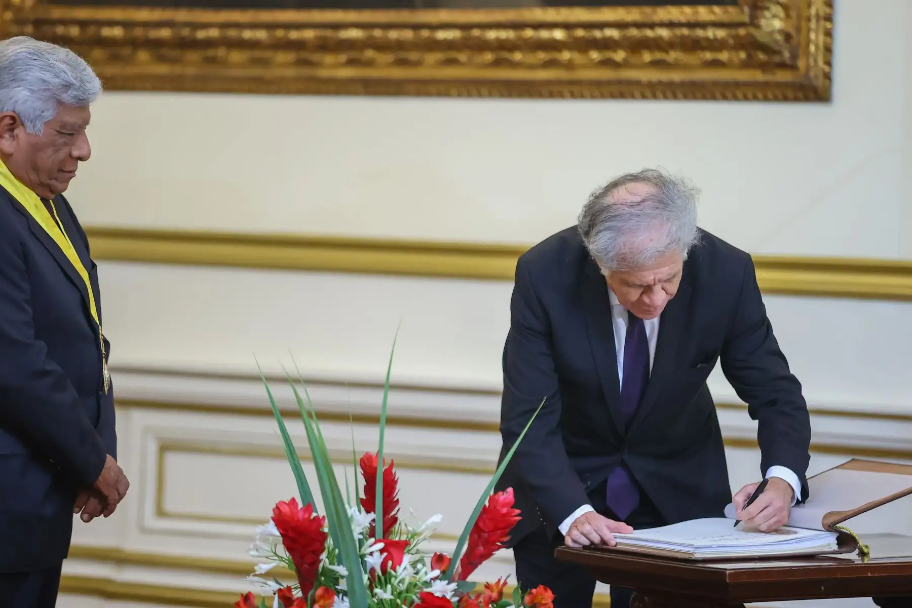 El alcalde de Lima, Arq. Miguel Romero Sotelo, entregó la llave de la ciudad al secretario general de la Organziación de Estados Americanos (OEA) Dr. Luis Almagro Lemes, que tambien será declarado Huésped Ilustre. 
Foto: ANDINA/Andrés Valle