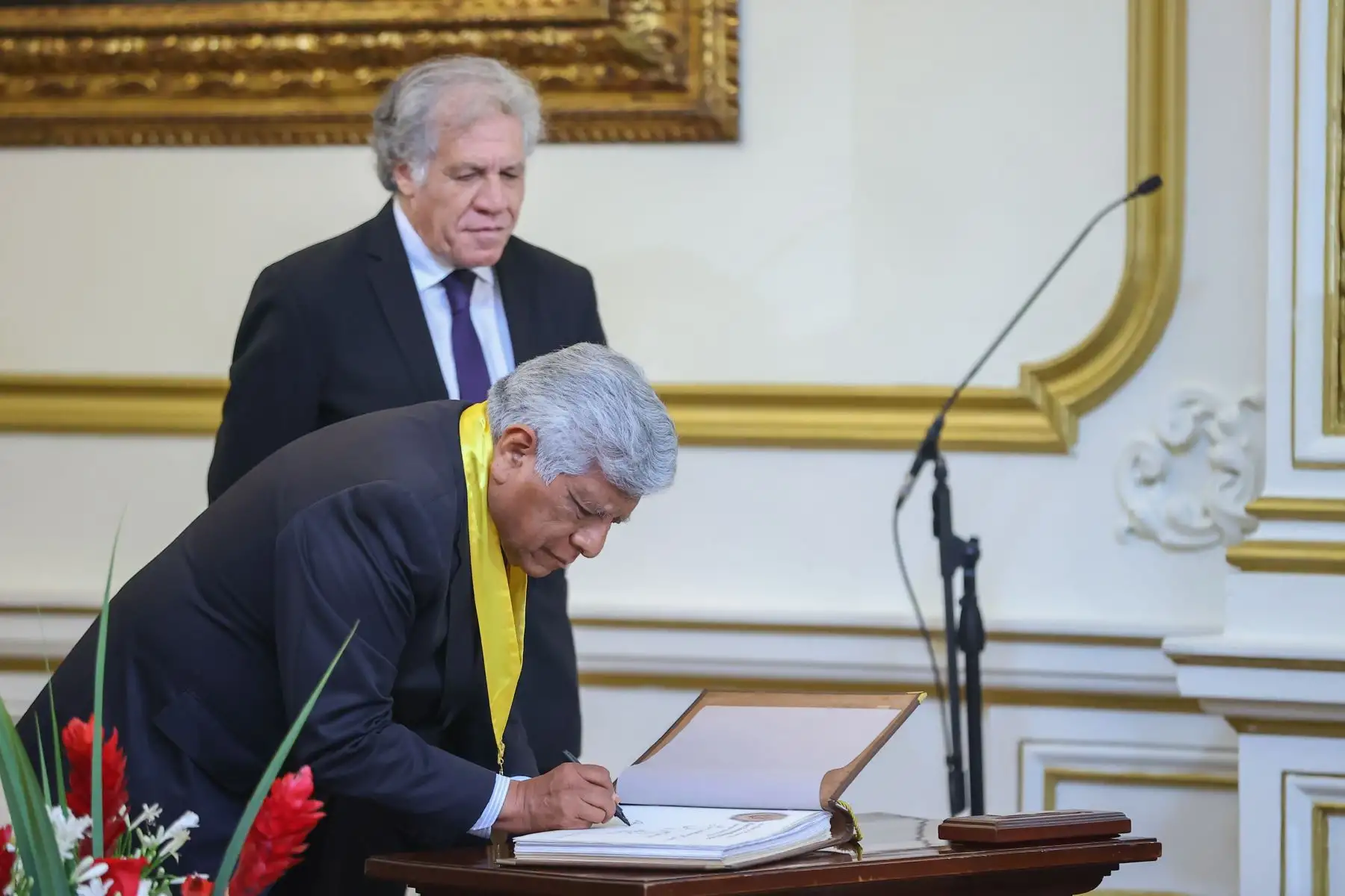 El alcalde de Lima, Arq. Miguel Romero Sotelo, entregó la llave de la ciudad al secretario general de la Organziación de Estados Americanos (OEA) Dr. Luis Almagro Lemes, que tambien será declarado Huésped Ilustre. 
Foto: ANDINA/Andrés Valle