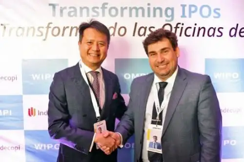Director general de la Organización Mundial de la Propiedad Intelectual (OMPI), Daren Tang, sostuvo una reunión con el titular del Indecopi, Julián Palacín Gutiérrez. Foto: Cortesía.