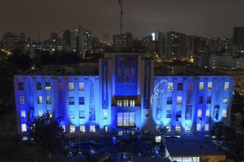 Iluminan de color azul la sede del Ministerio de Salud por su 87 aniversario