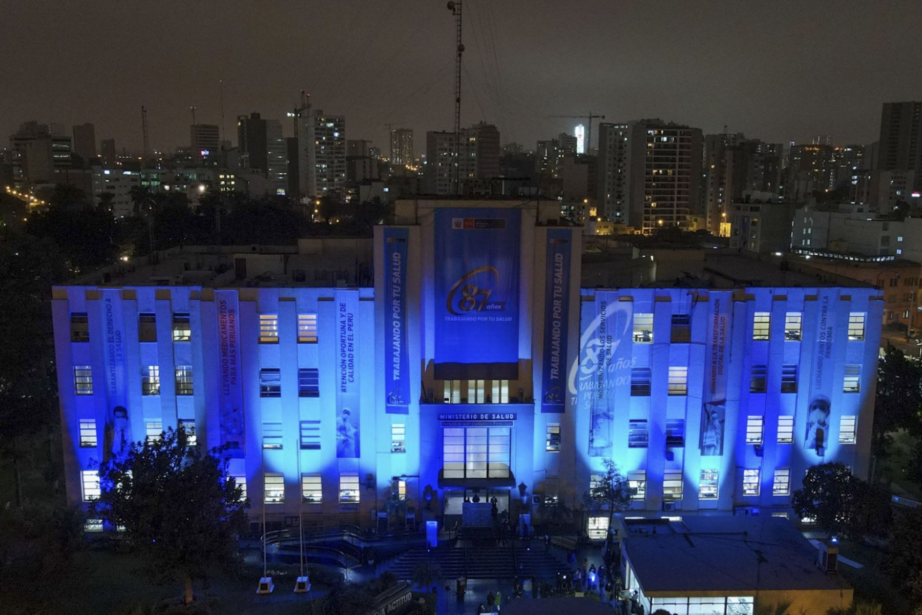 Esta noche, la fachada del Minsa se iluminó de color azul por su 87 aniversario que se celebra mañana 5 de octubre. El titular del sector, Jorge López, encabezó la actividad. Foto: ANDINA/Minsa