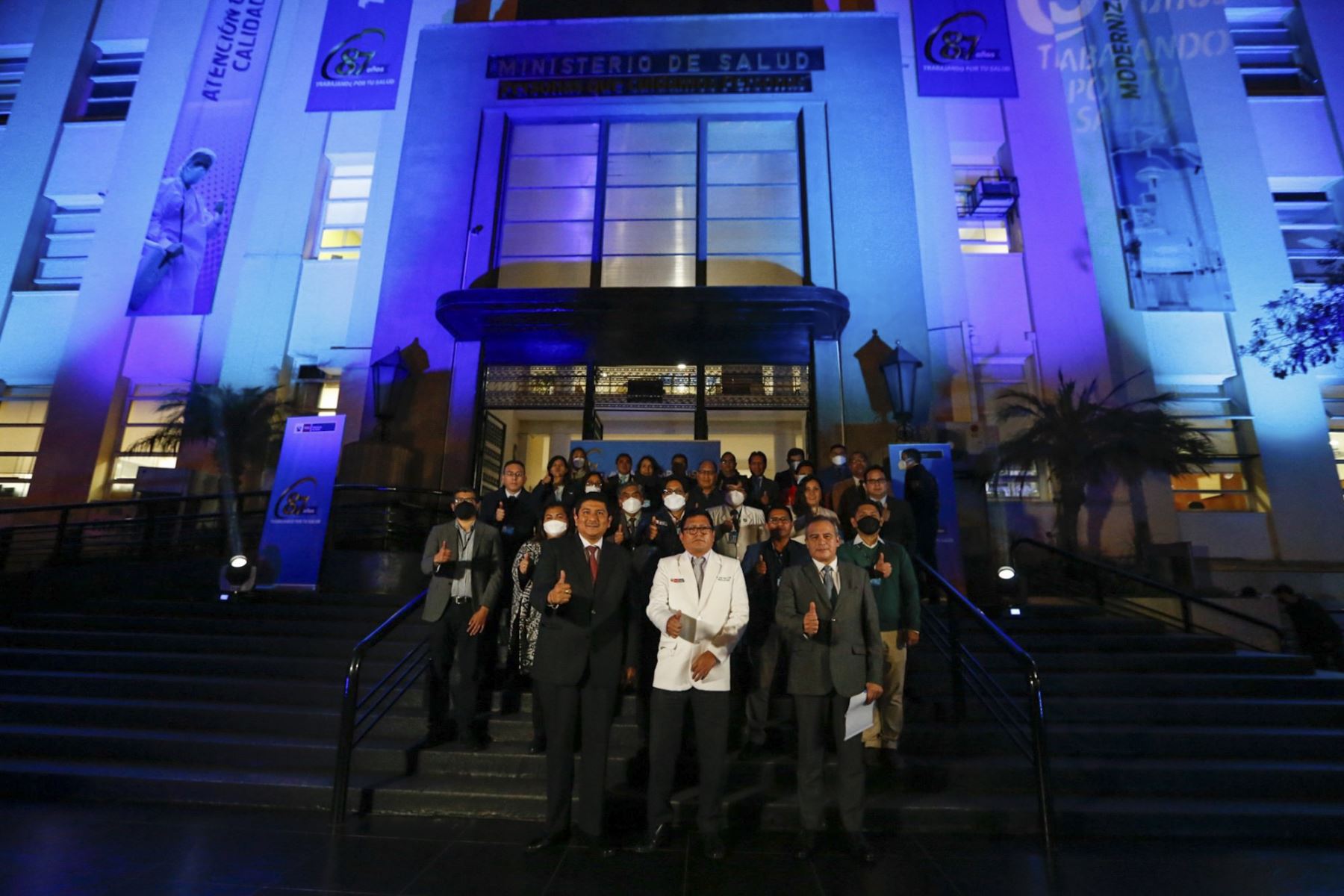 Esta noche, la fachada del Minsa se iluminó de color azul por su 87 aniversario que se celebra mañana 5 de octubre.