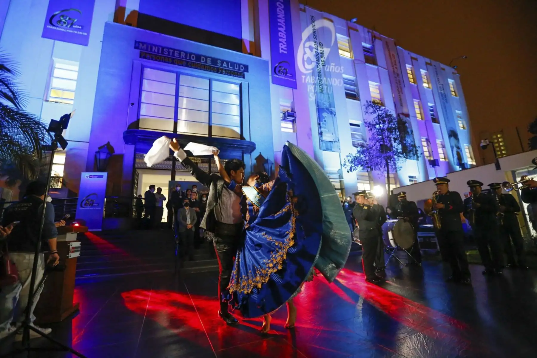 Iluminan de color azul sede del Ministerio de Salud por su 87 aniversario. El titular del sector, Jorge López, encabezó la actividad. Foto: ANDINA/Minsa