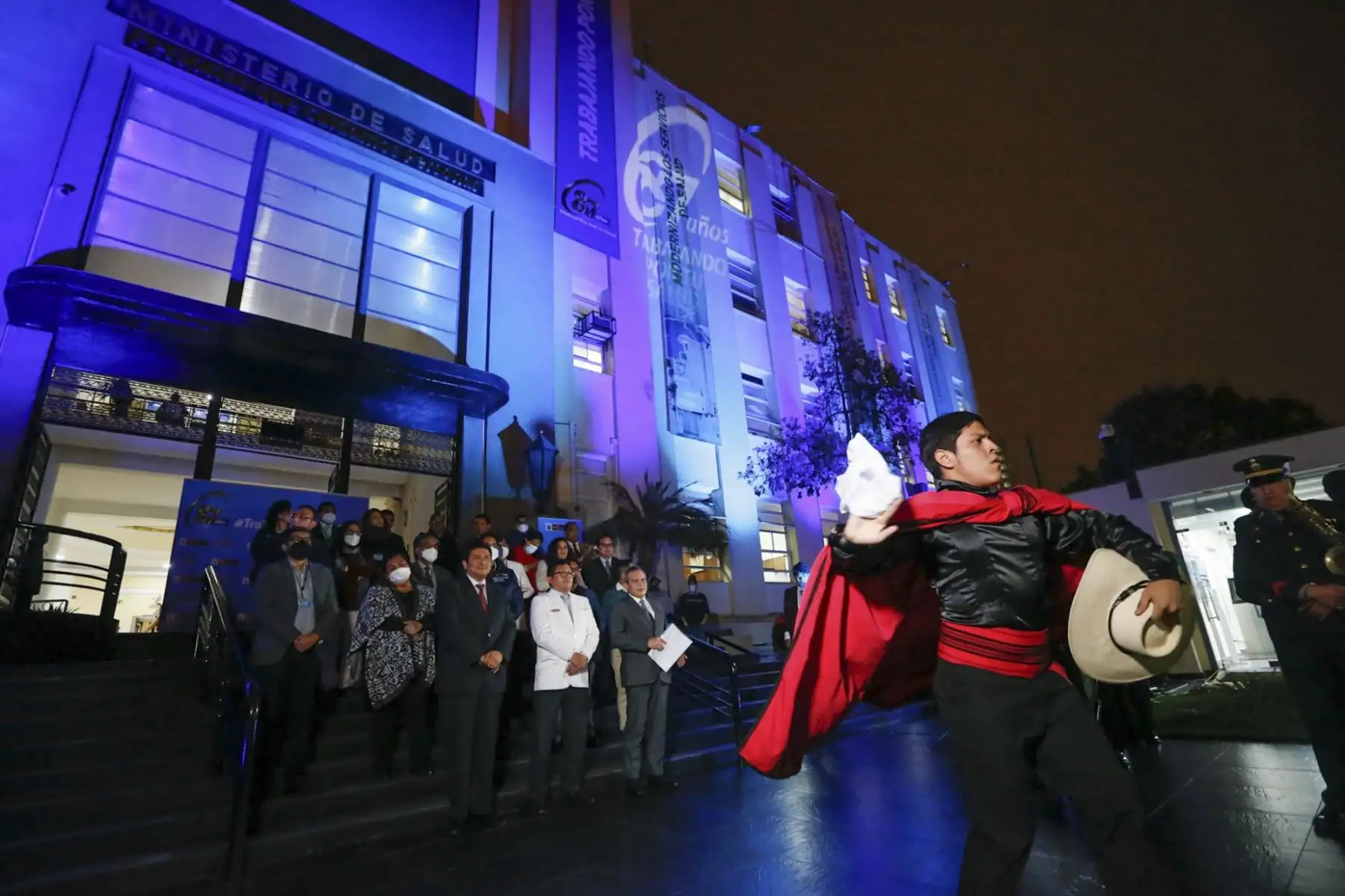 Iluminan de color azul sede del Ministerio de Salud por su 87 aniversario. El titular del sector, Jorge López, encabezó la actividad. Foto: ANDINA/Minsa