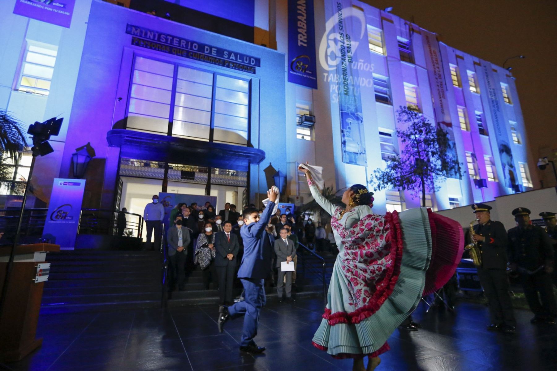 Iluminan de color azul la sede del Ministerio de Salud por su 87 aniversario. El titular del sector, Jorge López, encabezó la actividad. Foto: ANDINA/Minsa