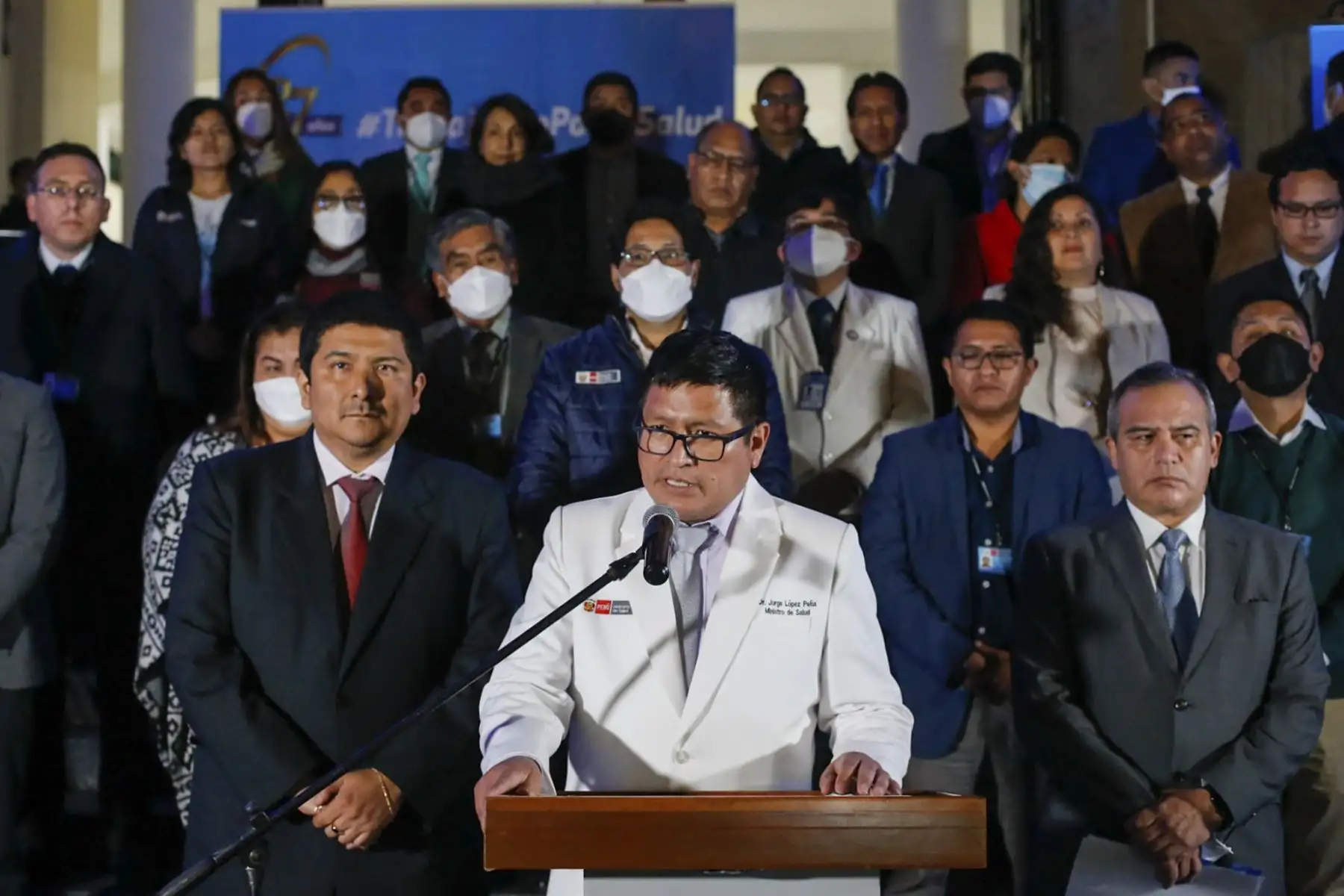 Iluminan de color azul sede del Ministerio de Salud por su 87 aniversario. El titular del sector, Jorge López, encabezó la actividad. Foto: ANDINA/Minsa