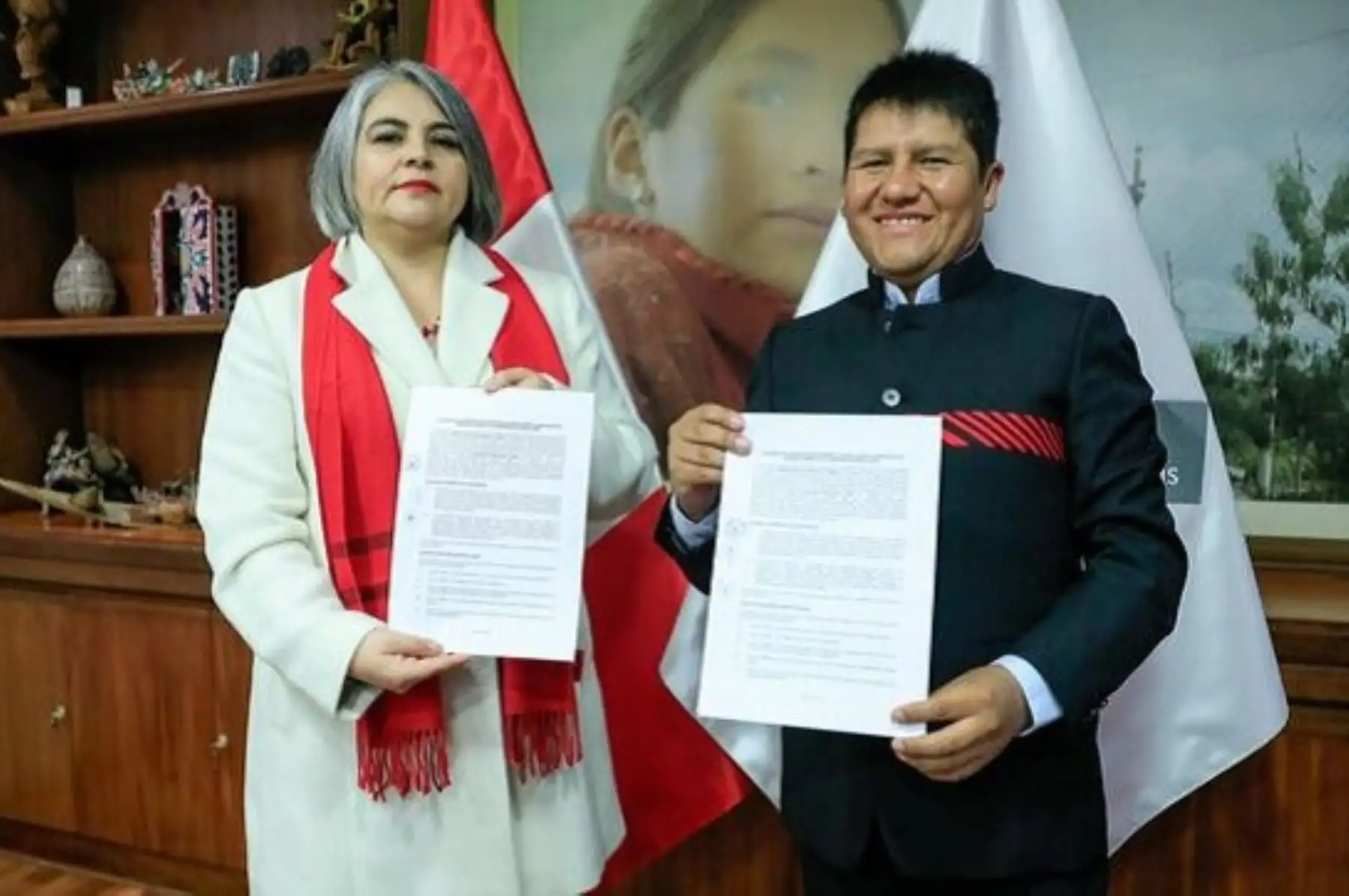 Ministra de Energía y Minas, Alessandra G. Herrera Jara; y el gobernador regional de Puno, Germán Alejo Apaza, muestran convenio de cooperación para impulsar la masificación del gas natural en el altiplano. Foto: Cortesía.