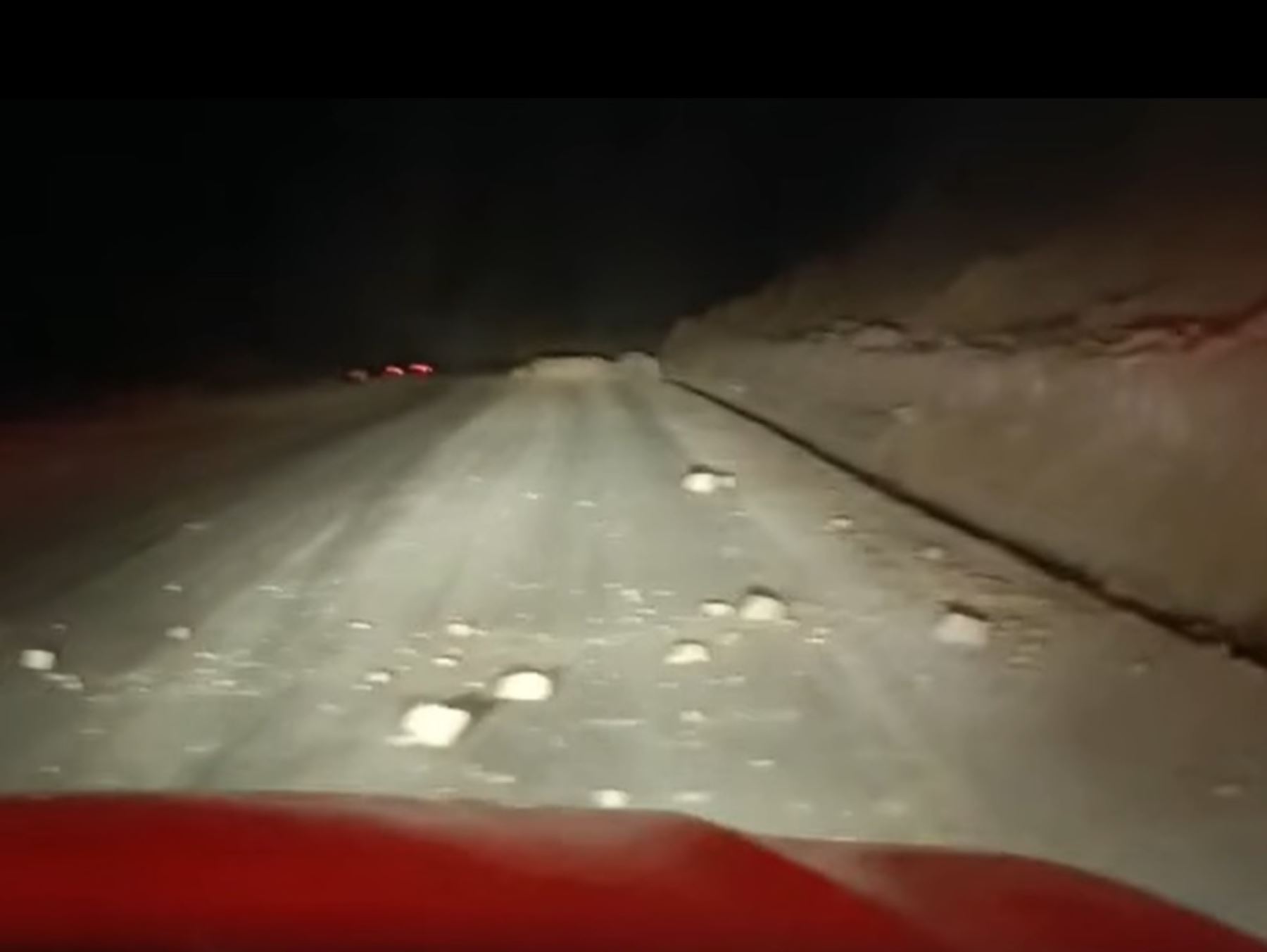 El temblor causó la caída de piedras en la carretera La Huaca-Paita.