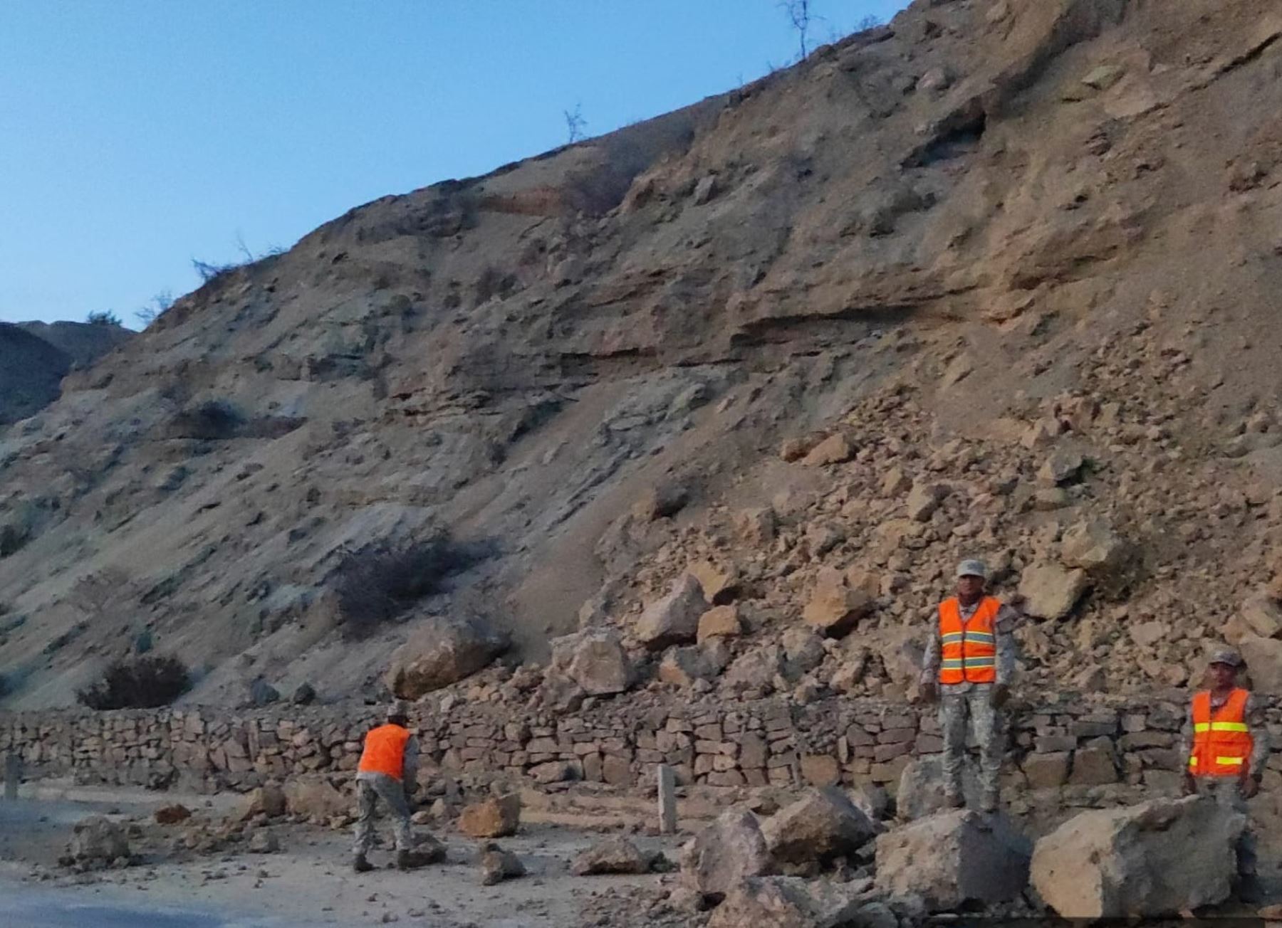El fuerte sismo de magnitud 6.1 en Sullana provocó el deslizamiento de piedras en la carretera La Huaca-Paita.  ANDINA/Difusión