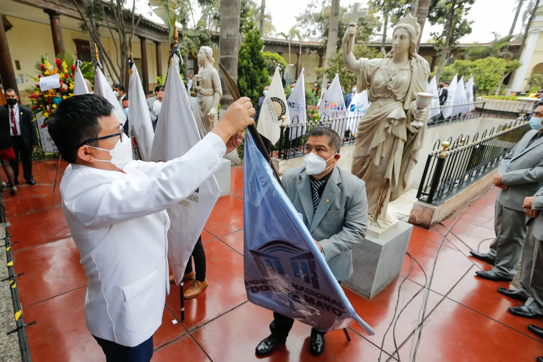 Desde el Hospital 2 de Mayo, el ministro de salud, Jorge López Peña, participa en la ceremonia en conmemoración del día de la Medicina Peruana y el 87° aniversario de creación institucional.

Foto:ANDINA/MINSA
