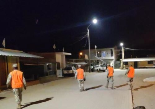 Miembros del Ejército del Perú brindan apoyo a los afectados por el fuerte temblor de magnitud 6.1 que se registró en la provincia de Sullana, región Piura, informó el Ministerio de Defensa. ANDINA/Difusión