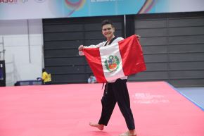 Hugo del Castillo hace flamear la bandera peruana luego de triunfar en los Juegos Suramericanos Asunción 2022