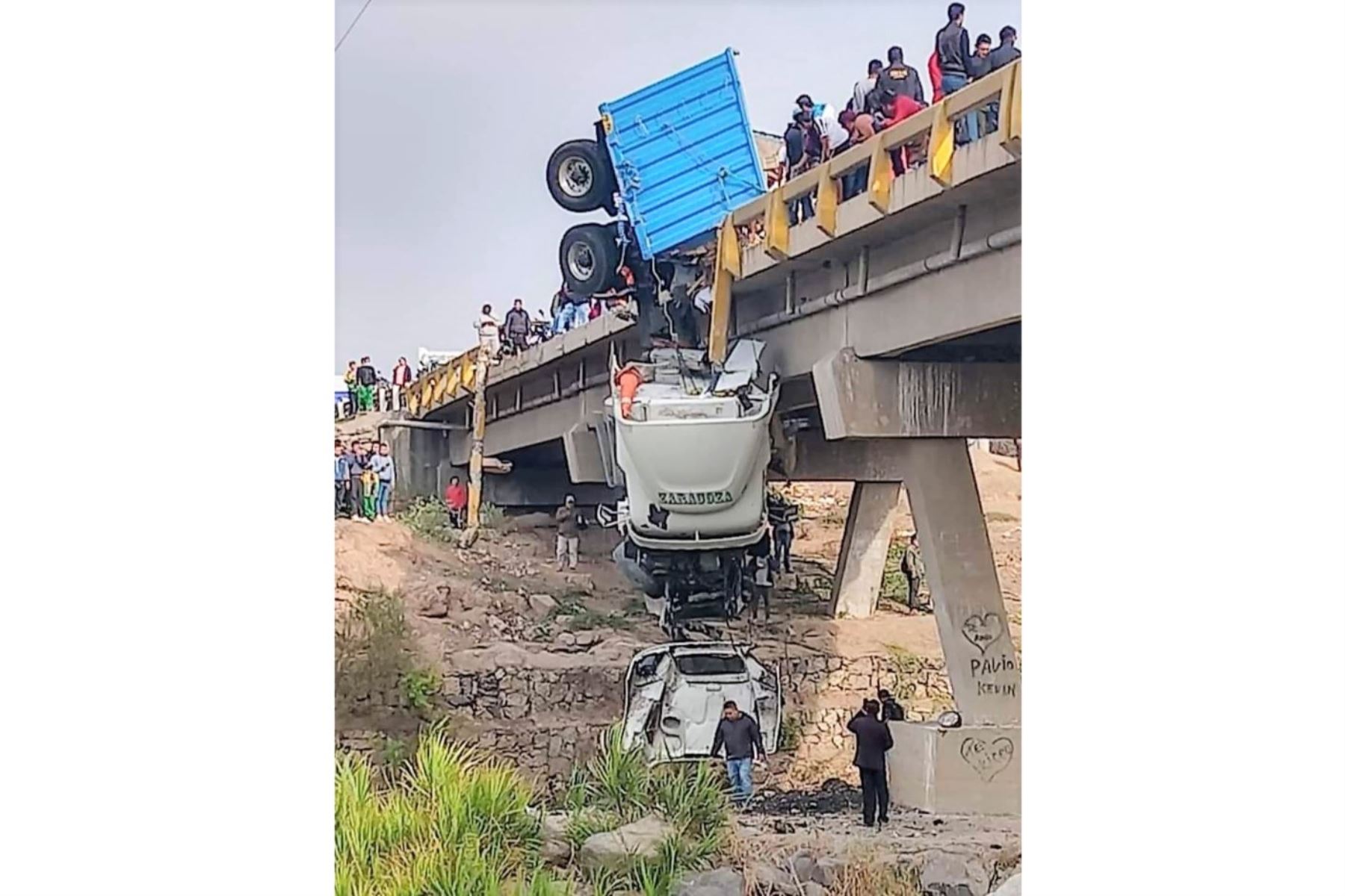 Espectacular accidente en puente Úcupe, Chiclayo. Foto: ANDINA/Difusión