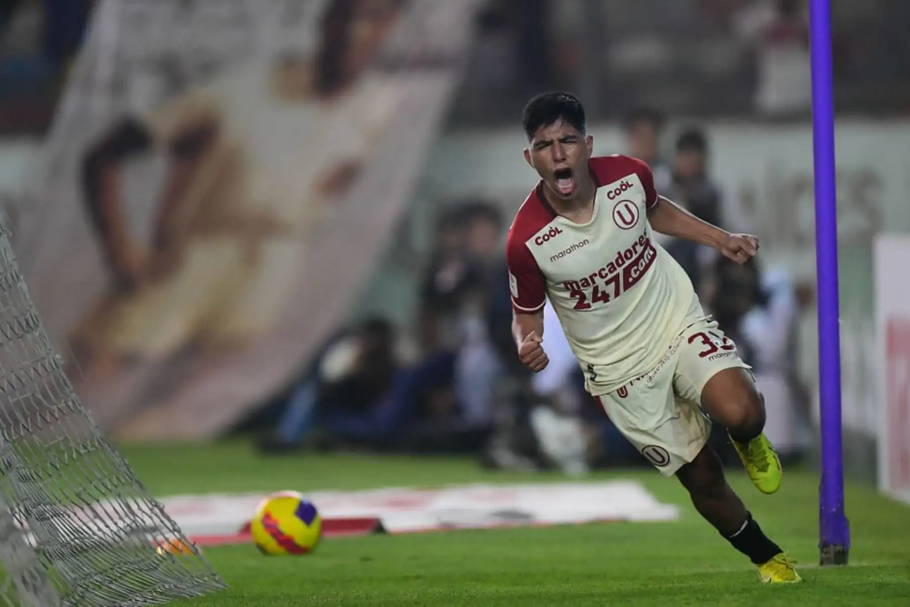 Piero Quispe anota el tercer tanto del partido